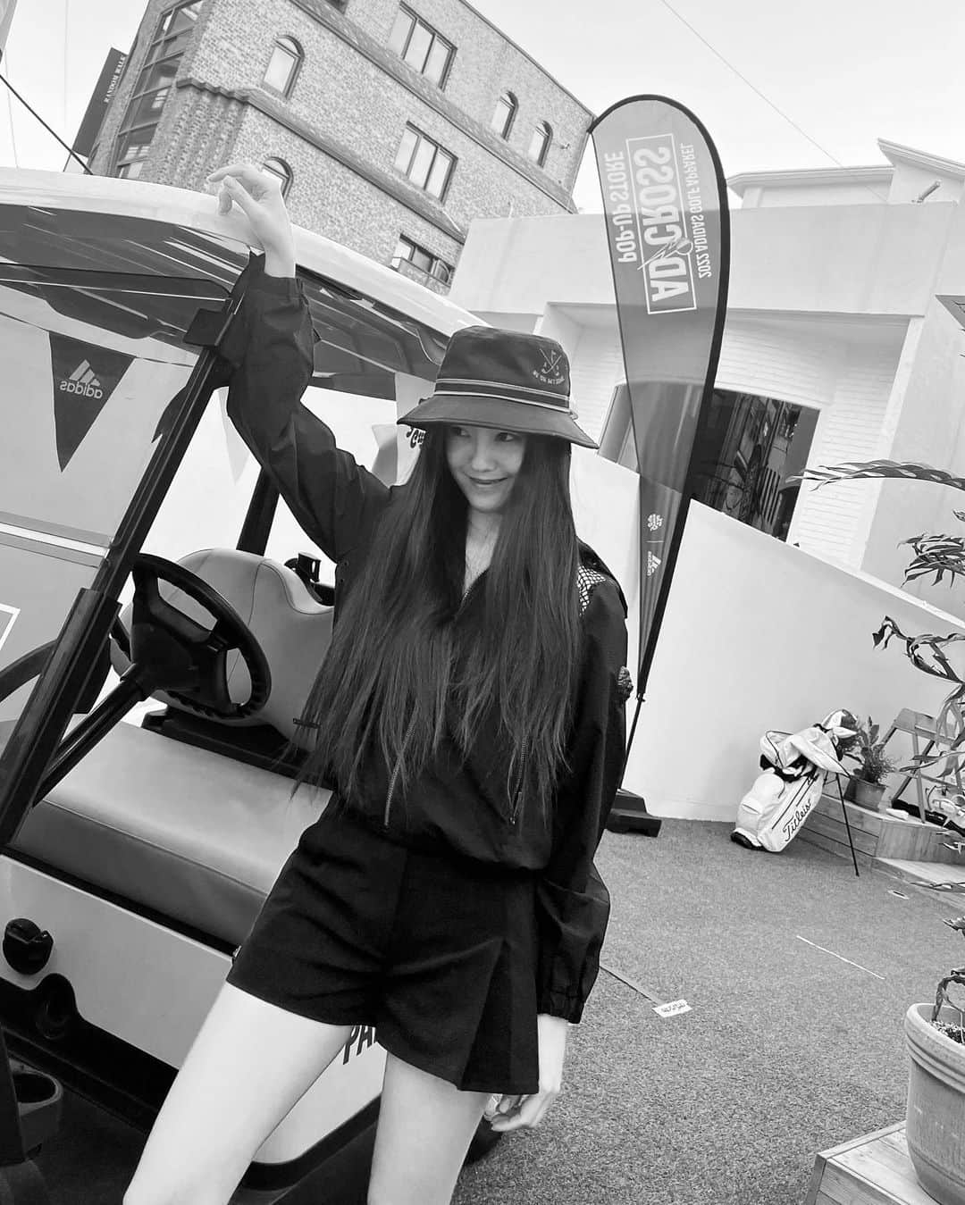 ヒョミン さんのインスタグラム写真 - (ヒョミン Instagram)「#광고 다음 라운딩엔 어떤 착을 입을까요.. ?  🖤 or 🤍  난 몰라,,,,  #브이트웰브 #V12 #V12_golf」4月11日 1時20分 - hyominnn
