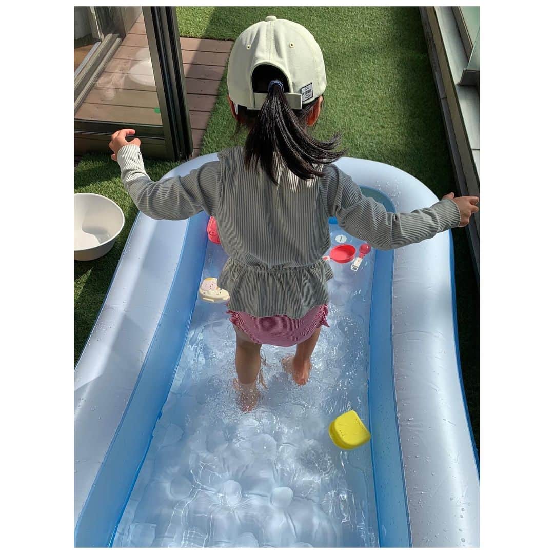 松村未央さんのインスタグラム写真 - (松村未央Instagram)「* 暑くて思わずプール開きをした日曜日☀️  完全に入るのはまだ冷たかったようで、足だけ入れて楽しんでいました👧🏻  いつもいろんなおもちゃを持って入りたがる娘。入れちゃダメなものも入っていることが多く、、目が離せません😳  4月にビニールプールを出すとは思わなかったですが、、良い休日でした☀️  #プール開き #ベランダプール #休日  #3歳 #子育て」4月11日 8時46分 - mio.matsumura_