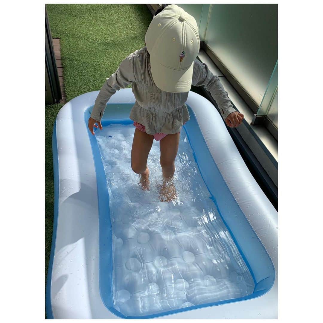 松村未央さんのインスタグラム写真 - (松村未央Instagram)「* 暑くて思わずプール開きをした日曜日☀️  完全に入るのはまだ冷たかったようで、足だけ入れて楽しんでいました👧🏻  いつもいろんなおもちゃを持って入りたがる娘。入れちゃダメなものも入っていることが多く、、目が離せません😳  4月にビニールプールを出すとは思わなかったですが、、良い休日でした☀️  #プール開き #ベランダプール #休日  #3歳 #子育て」4月11日 8時46分 - mio.matsumura_