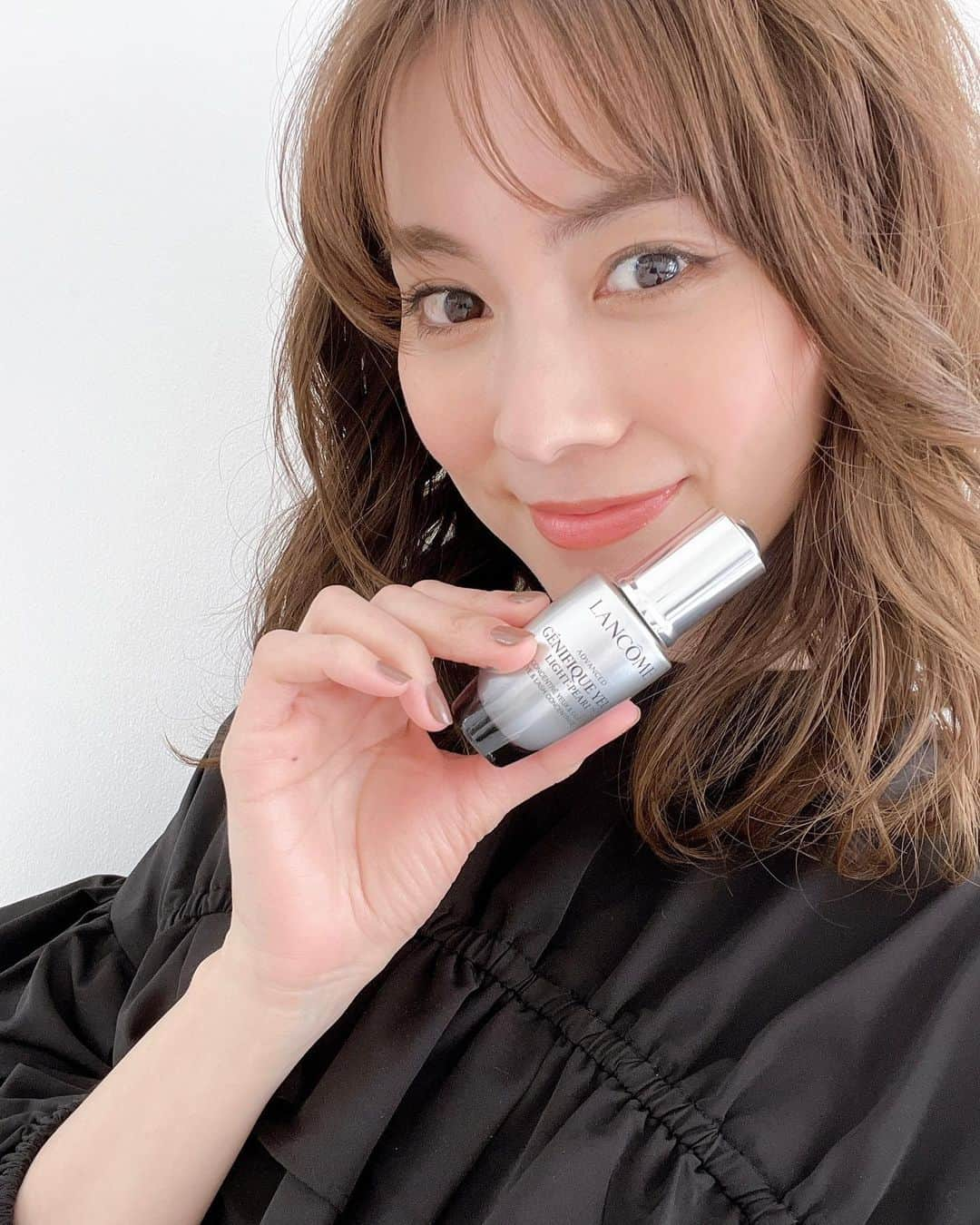 安座間美優さんのインスタグラム写真 - (安座間美優Instagram)「@lancomeofficial の目もと用美容液 「ジェニフィック アドバンスト ライトパール」が4月15日に発売されます。  まつげにもアプローチしてくれる優れもの！  ハタチの時にヘアメイクさんから、 「若い時から目もとのケアをしっかりしておいた方がいい」 と言われたので、それから毎日ケアを続けています。  これも私のアイケアの仲間入り♡  #みゅうの美容法#ランコム#ジェニフィック#目もと版ジェニフィック#ライトパール#美肌菌#pr」4月11日 11時51分 - mew_azama