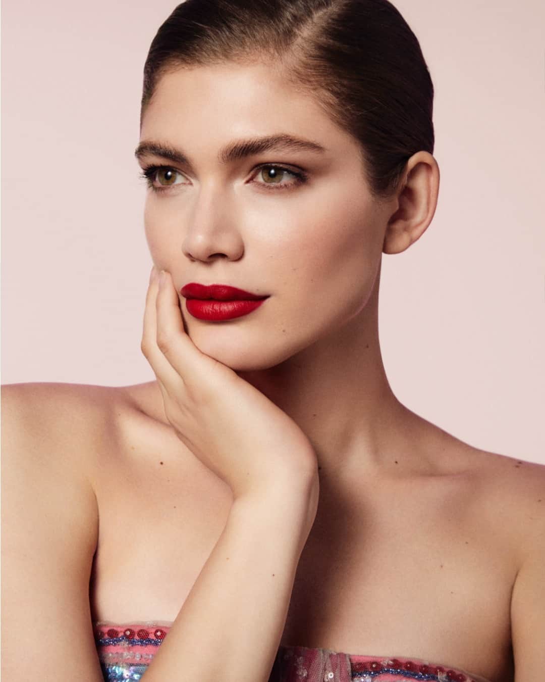 Armani Beautyさんのインスタグラム写真 - (Armani BeautyInstagram)「As seen in @VanityFairItalia. Valentina Sampaio @Valentts, model, activist and face of Armani beauty, wears ROUGE D'ARMANI MATTE in shade 400 for a glamorous red lip and LIP POWER in shade 103 for a paired-back nude.   @GiorgioArmani  @rosids @martina_marchiorello @dodi_make_up  #Armanibeauty #GiorgioArmani #ValentinaSampaio #ArmaniLipPower #RougedArmani #VanityFair #makeup」4月11日 17時00分 - armanibeauty