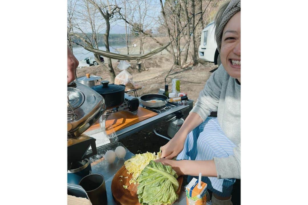 高山都さんのインスタグラム写真 - (高山都Instagram)「4月10日キャンプの美味しかった記録🏕 トマトすき焼き イカのワタバター炒め シラスのフリッタータ🍳 赤貝の網焼き 色々燻製とアボカド トマトのすき焼きは絶品すぎて、ビーフシチューみたいになる。 残りは翌朝のスープで。 ほんとにシチューだった。 ワインは美味しいやつ、それぞれが持参🍾 @pero_shimokita  @il_soffione_official  翌朝は卵とハムのホットサンド。ポイントは塩ふってマヨネーズで和えた春キャベツ。 @haruna.sema お誕生日おめでとうのキャンプでした🎂」4月11日 17時37分 - miyare38