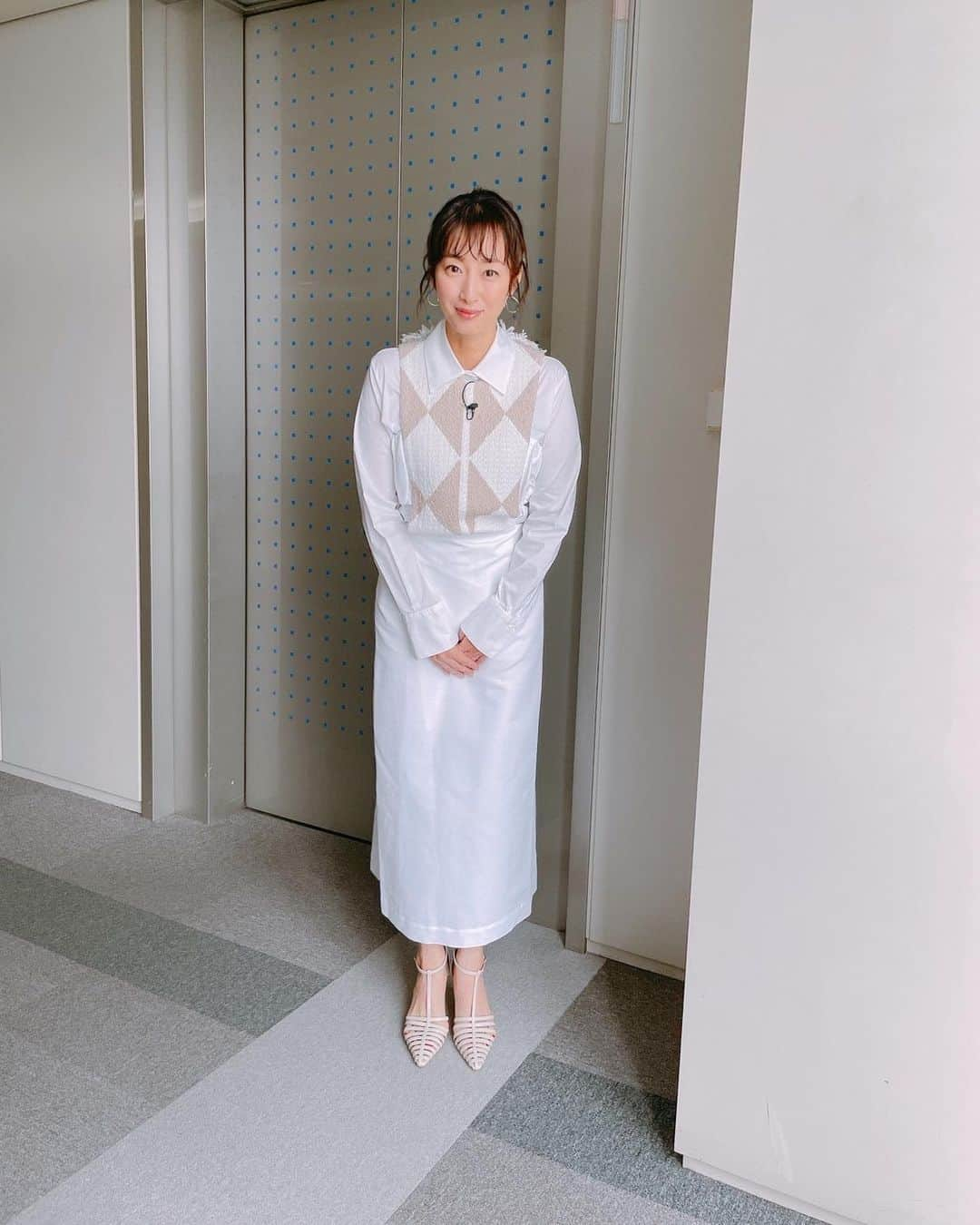 坂下千里子さんのインスタグラム写真 - (坂下千里子Instagram)「おはようございます。の挨拶中。 ノンストップ衣装 .  ワンピ、シャツ　@livianacontiofficial ピアス　@blanciris_official . . #新学期 #白 #白ワンピ #ホワイトコーデ #ホワイト」4月11日 18時42分 - chiriko_sakashita_official