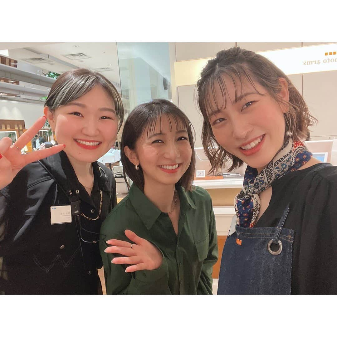 近藤夏子さんのインスタグラム写真 - (近藤夏子Instagram)「.   カラーリングandカットをしてきました〜💛  いつもの地毛ハイライトと 前髪と全体の髪を短めに👀 ギリギリ眉毛にかかるかな？の前髪の長さ🐣新鮮〜！！ 　 　 そしてずーーっとカラーリングを担当してくださっているもえさんが産休に入るということで お腹をなでなでさせてもらっちゃいました😍 最後の写真はスリーショットに見えて、ベイビーもいるからフォーショットだねって💗 　  髪の毛ツヤツヤになりました〜✨ ノンフィルターですよん  　 . #ヘアカラー #地毛ハイライト #カット #kakimotoarms」4月11日 18時46分 - kondokako0804