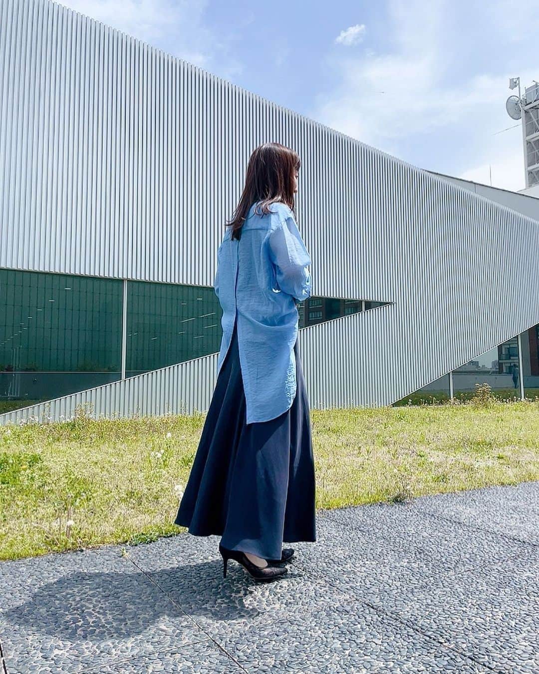 島本真衣さんのインスタグラム写真 - (島本真衣Instagram)「今日は外に出て撮影して頂きました♪ 透け感のあるブラウスと上品な色&デザインのスカートが少しだけ優しい風になびいていました🤍  #大下容子ワイドスクランブル  @wide_scramble   #衣装 #ブラウス @_parigot_   #スカート @elura_official  #Elura#エルーラ#elura2022ss   #イヤーカフ #ネックレス @yoaa.official   #パンプス @kanematsu_official   #スタイリスト @tamakumamakiko   #テレビ朝日 #アナウンサー #島本真衣」4月11日 19時08分 - mai_shimamoto_ex