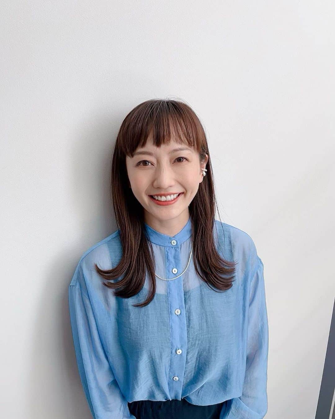島本真衣さんのインスタグラム写真 - (島本真衣Instagram)「今日は外に出て撮影して頂きました♪ 透け感のあるブラウスと上品な色&デザインのスカートが少しだけ優しい風になびいていました🤍  #大下容子ワイドスクランブル  @wide_scramble   #衣装 #ブラウス @_parigot_   #スカート @elura_official  #Elura#エルーラ#elura2022ss   #イヤーカフ #ネックレス @yoaa.official   #パンプス @kanematsu_official   #スタイリスト @tamakumamakiko   #テレビ朝日 #アナウンサー #島本真衣」4月11日 19時08分 - mai_shimamoto_ex
