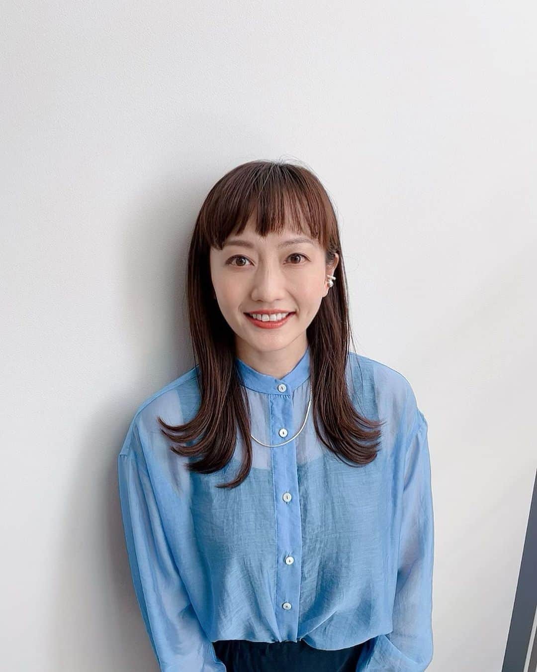島本真衣さんのインスタグラム写真 - (島本真衣Instagram)「今日は外に出て撮影して頂きました♪ 透け感のあるブラウスと上品な色&デザインのスカートが少しだけ優しい風になびいていました🤍  #大下容子ワイドスクランブル  @wide_scramble   #衣装 #ブラウス @_parigot_   #スカート @elura_official  #Elura#エルーラ#elura2022ss   #イヤーカフ #ネックレス @yoaa.official   #パンプス @kanematsu_official   #スタイリスト @tamakumamakiko   #テレビ朝日 #アナウンサー #島本真衣」4月11日 19時08分 - mai_shimamoto_ex