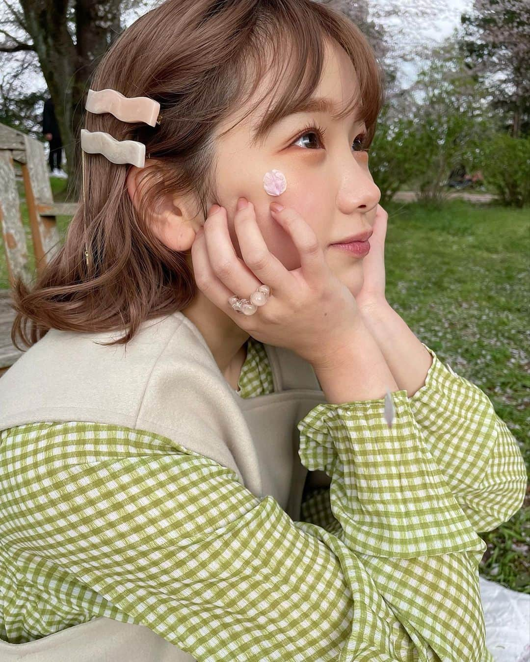 きりまるさんのインスタグラム写真 - (きりまるInstagram)「. お花見ピクニックしてきた 🌸🧺♡  風がきもちよくて 桜がひらひら散ってて しあわせな空間やった🖖🏻♡  定期的に自然があるところ行かんと 心がやってられねえんだ！  でもあっという間に 桜が散ってしまってさみしい気持ち。 春ってやっぱ一瞬なんだねえ  春ってどうしてもワンピ着たくなる🌷 いい天気ー！さいくー！ . .」4月11日 19時31分 - kirimaruuu