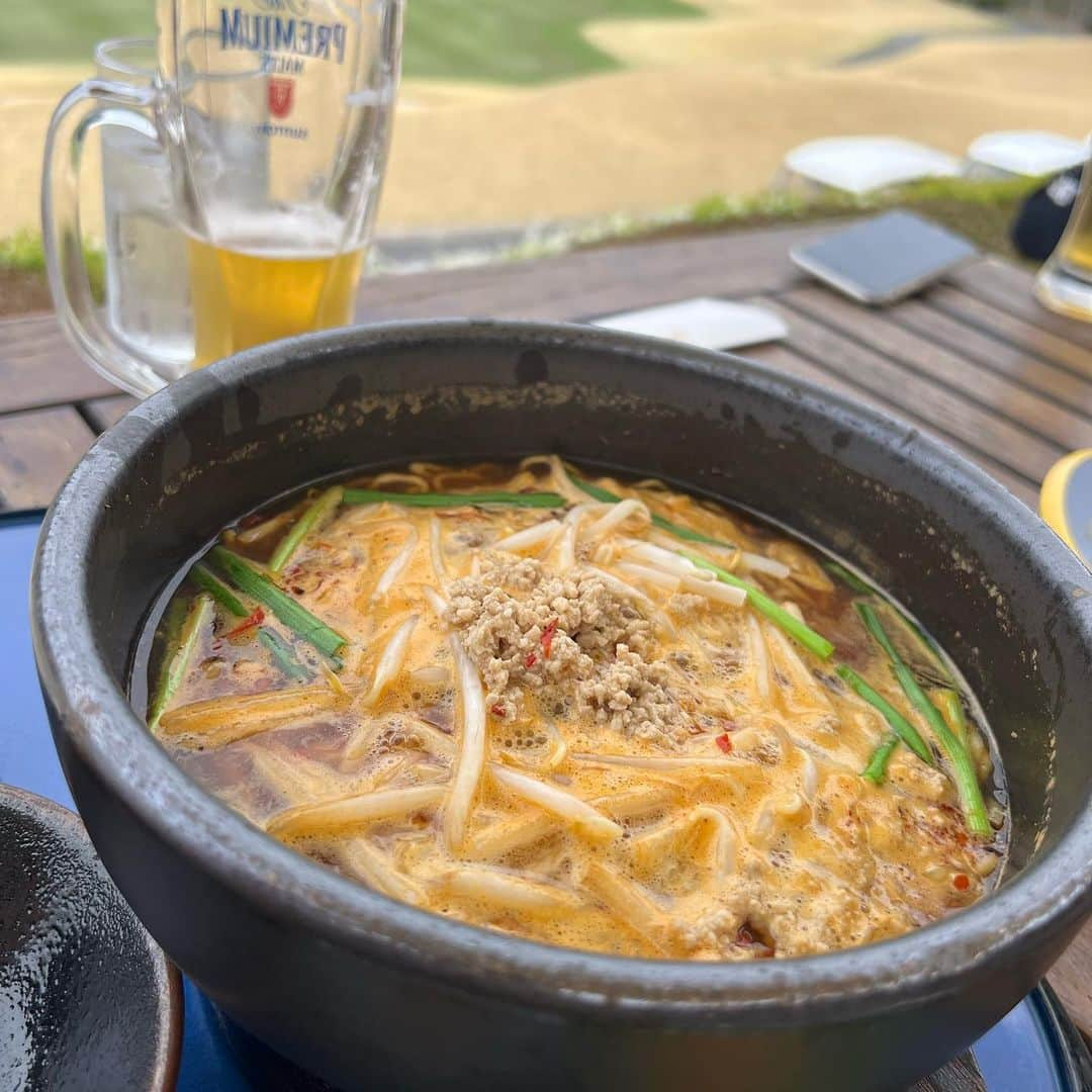 山内鈴蘭さんのインスタグラム写真 - (山内鈴蘭Instagram)「憧れのゴールデンバレーゴルフクラブ🥺⛳️ ． 一歩踏み入れたら、まるで大自然の森の中にいる様な世界観に胸がうわぉぁってなるくらい幸せだった🥺(語彙力w) ． アンジュレーションがとても多く、傾斜地からのショットに苦しんだけれど！ミスしても笑ってられるくらい楽しかった🤣🌸 ． ご飯も美味しすぎ！！ 台湾ラーメンと牛丼とカレーうどん食べた🤢(もちろんシェアしたよ！笑) ． ゴルフを楽しむって最高だね！ 楽しみ方いろいろ！！ ． このコースは100切れたらすごいって言われて、今日は96🤢🤢 流石に叩きすぎ泣 ． 明日もゴルフ！頑張ります🔥 ． ． #ゴルフ #ゴルフウェア #ゴールデンバレーゴルフ倶楽部  #ゴルフ好き #ゴルフ女子 #ゴルフコーデ #ゴルフ女子コーデ #ゴルフ動画 #ゴルフスイング #スイング動画 #ドライバーショット #ドライバー動画 #gorurun」4月11日 19時40分 - xxsuzuranxx