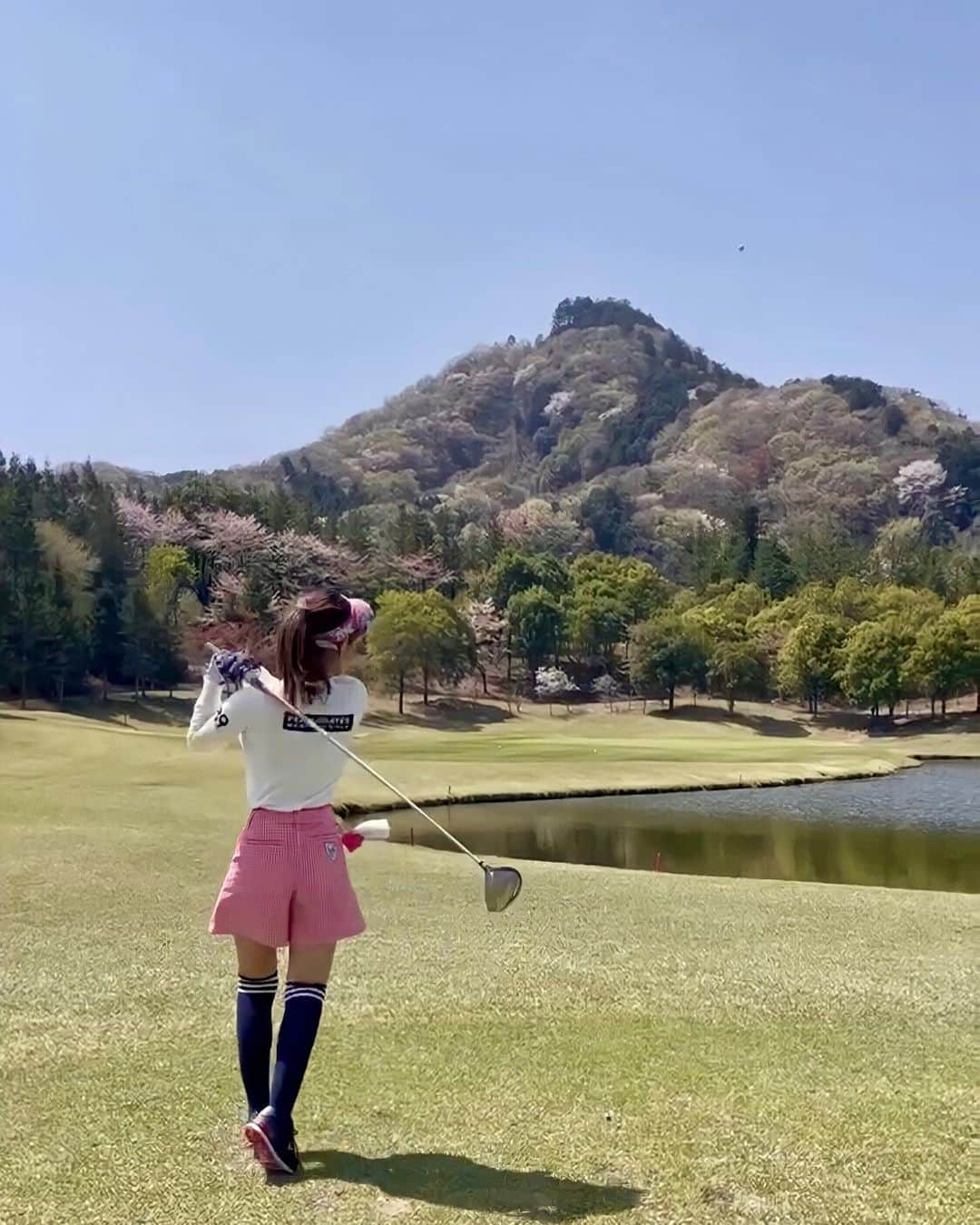 白戸ゆめのさんのインスタグラム写真 - (白戸ゆめのInstagram)「⛳️ . 何人かの方から質問をいただいたのですが、 現在のベストスコアは126です！ まだまだ頑張ります😊 . #ゴルフ #ゴルフ女子 #ゴルフコーデ #春コーデ #パーリーゲイツ #23区」4月11日 20時07分 - yumeno.s_