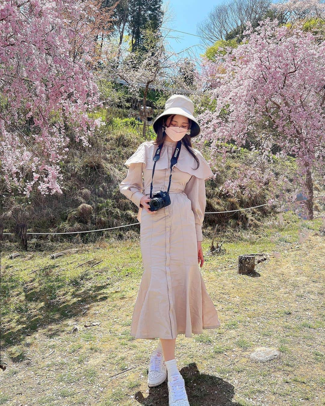 得あゆさんのインスタグラム写真 - (得あゆInstagram)「枝垂れ桜もあった🌸💓 お花見コーデ🌸  このワンピ可愛すぎるううう🌸💓 @rienda_official シルエットがすごく素敵だよー💓 春も秋も着回せそう💓  ・ ・ ・ ・ ・ ・ ・ ・ ・ ・ ・ ・ #お花見#花見#トレンチ#お花見コーデ#お花見スポット#吉野山#吉野の桜#奈良桜#奈良#子育てママ#ママコーデ#ママファッション#ママライフ#ママ友#桜#ブラウス#大人可愛い#大人カジュアル#スニーカーコーデ#ベージュコーデ#スニーカー#お花見デート #カメラ女子#rienda#riendastyle#cherryblossom#cherryblossoms#uvケア#帽子#枝垂れ桜」4月11日 20時46分 - tokuayu819