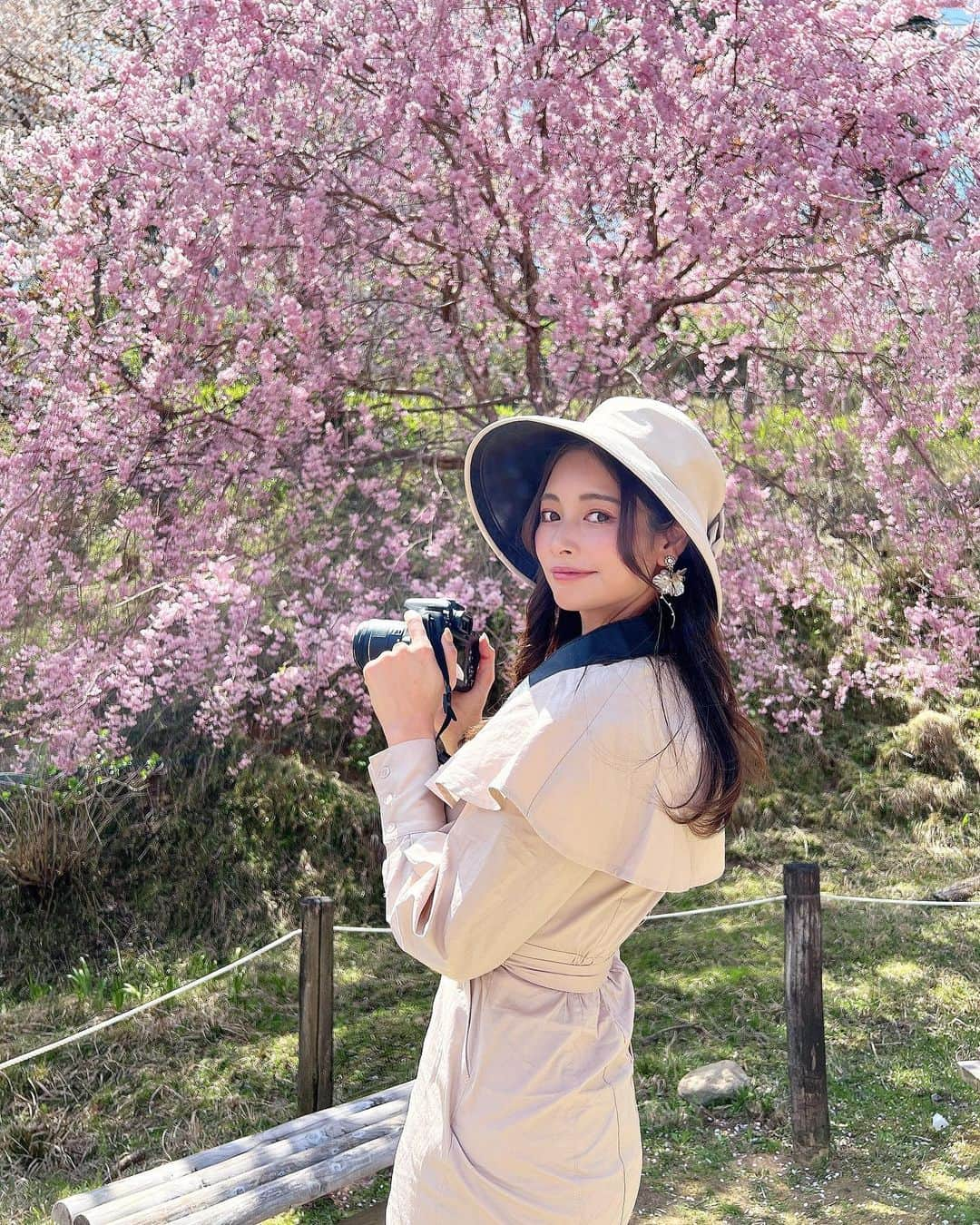 得あゆさんのインスタグラム写真 - (得あゆInstagram)「枝垂れ桜もあった🌸💓 お花見コーデ🌸  このワンピ可愛すぎるううう🌸💓 @rienda_official シルエットがすごく素敵だよー💓 春も秋も着回せそう💓  ・ ・ ・ ・ ・ ・ ・ ・ ・ ・ ・ ・ #お花見#花見#トレンチ#お花見コーデ#お花見スポット#吉野山#吉野の桜#奈良桜#奈良#子育てママ#ママコーデ#ママファッション#ママライフ#ママ友#桜#ブラウス#大人可愛い#大人カジュアル#スニーカーコーデ#ベージュコーデ#スニーカー#お花見デート #カメラ女子#rienda#riendastyle#cherryblossom#cherryblossoms#uvケア#帽子#枝垂れ桜」4月11日 20時46分 - tokuayu819