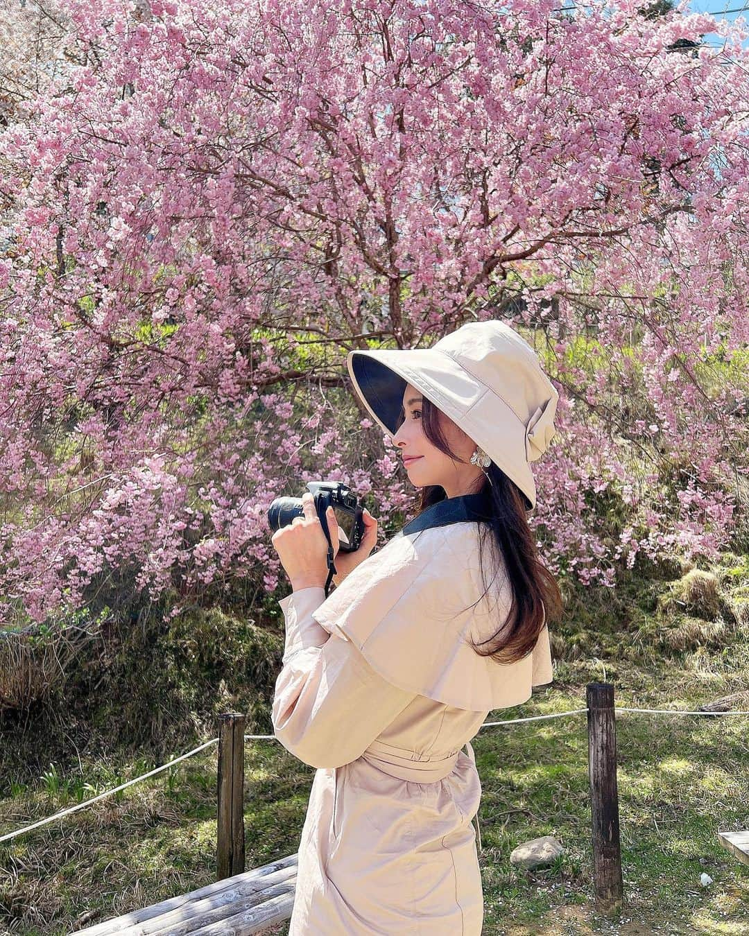 得あゆさんのインスタグラム写真 - (得あゆInstagram)「枝垂れ桜もあった🌸💓 お花見コーデ🌸  このワンピ可愛すぎるううう🌸💓 @rienda_official シルエットがすごく素敵だよー💓 春も秋も着回せそう💓  ・ ・ ・ ・ ・ ・ ・ ・ ・ ・ ・ ・ #お花見#花見#トレンチ#お花見コーデ#お花見スポット#吉野山#吉野の桜#奈良桜#奈良#子育てママ#ママコーデ#ママファッション#ママライフ#ママ友#桜#ブラウス#大人可愛い#大人カジュアル#スニーカーコーデ#ベージュコーデ#スニーカー#お花見デート #カメラ女子#rienda#riendastyle#cherryblossom#cherryblossoms#uvケア#帽子#枝垂れ桜」4月11日 20時46分 - tokuayu819