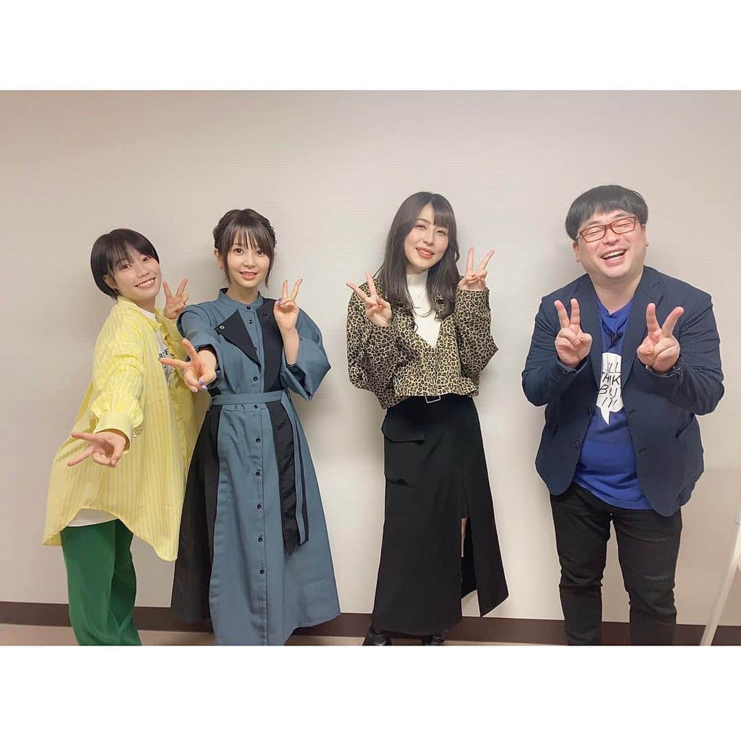 種田梨沙さんのインスタグラム写真 - (種田梨沙Instagram)「🎉  先月、  「天津向のエクストラパーティー」 に急遽ゲストでお邪魔した時の写真たち！  フランシュシュ関連で沢山会ってるけど  衣ちゃんとガッツリ２人で組んで ゲストトークするのは初めてだったので新鮮でした✨  この日も衣ちゃんの面白さ 純度１００%で楽しかったです！笑  入れ違いでゲスト出演だった 楓ちゃんとも帰り際に会えたので ４人でも写真撮れて嬉しかったなー♡  いつかリベンジ開催されるであろう 衣ちゃん&まきちゃんのゲストコンビも楽しみだし、  フランシュシュは誰が組んでも 新鮮な笑いが起きるいいチームだなと 改めて実感した一日でした😉💙  まだアーカイブ買えるみたいなので 気になった方は向さんのSNSをチェックしてね！  #衣川里佳 #本渡楓 #天津向」4月11日 21時00分 - tane_da_dayo