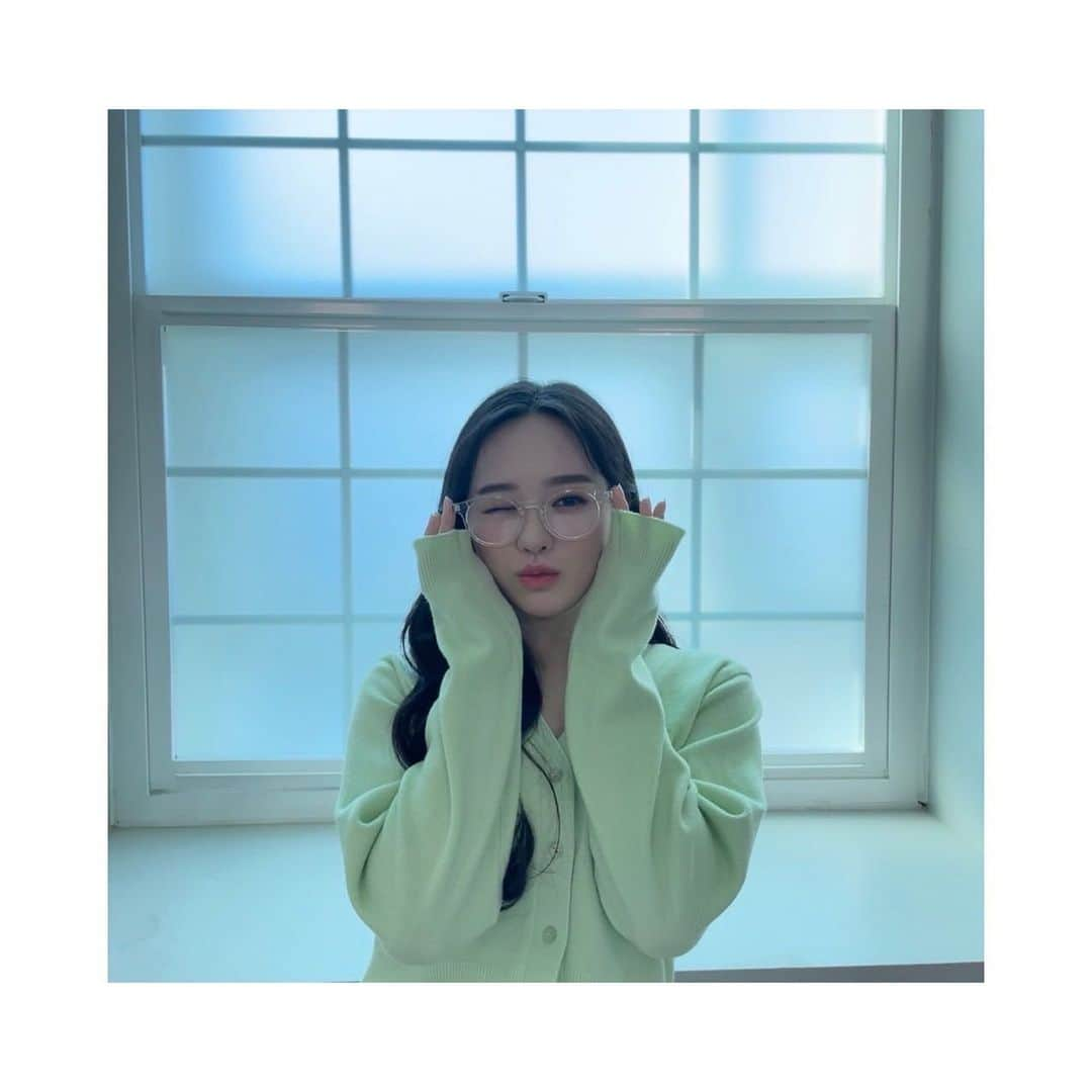 NiziUさんのインスタグラム写真 - (NiziUInstagram)「最近買ったメガネ👓❤️ メガネとマスク一緒につけたら曇るよね？！笑  요즘 산 안경 👓❤️ 안경이랑 마스크 같이 쓰면 잘 안보이겠지?!ㅋㅋ  #🐣#🦢#🌷」4月11日 21時31分 - niziu_artist_official