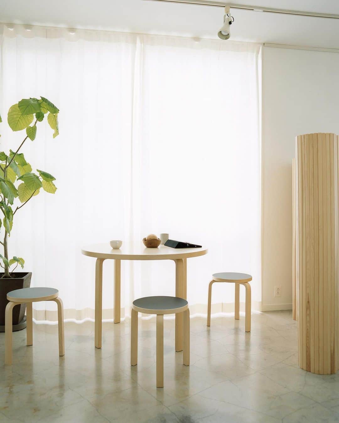 大田由香梨さんのインスタグラム写真 - (大田由香梨Instagram)「日頃から愛用しているartek の家具たち🤍  現在、　@artekjapan  のwebサイト内でインタビュー記事を掲載していただいております🙏🏻✨  感覚的にアルヴァ・アアルトは一番最初に魅了され、のめり込んだ建築家で。 彼が残した代表的な名作の家具を粛々と育てている最中でございます。  スツールは気付けば6脚も。  デスク横が私のお気に入り 黒い天板は相方がオーダーしたもの  相方と家具の好みが一緒なのが、本当に救われます😭🙏🏻  家具の選び方によって、 生き方がコントロールされる。  姿勢や健康、声の出し方、仲間との会話も変わると私は思っているから。 自分がどう在りたいか。 その答えを求めるように、家具と出会っているように感じます。  家具には豊かな暮らしのヒントがたくさん🤍  そして、長時間のデスクワークには、同じく　artek のドムスチェアを愛用しています。  長時間の座り心地の良さを追求し、様々なブランドの数々の椅子に座った結果、この子にたどり着いたんです。  膝の角度、腿裏の圧迫感を感じず、背中のフィット感もよく、安定感のある佇まい、座った瞬間、落ち着きを感じ選びました。  デスクの色味のコンビネーションに合わせてオーダーしました🕊  「arteck Home Office」ついて、インタビューして頂き、しっかりとお話しさせていただいております。  もし良かったら覗いて頂けますと幸いです☺️🙏🏻✨  Photo : Kazuhiro Shiraishi @ka1zu0hi0ro3.s  © Artek @artekjapan」4月11日 21時36分 - otayukari
