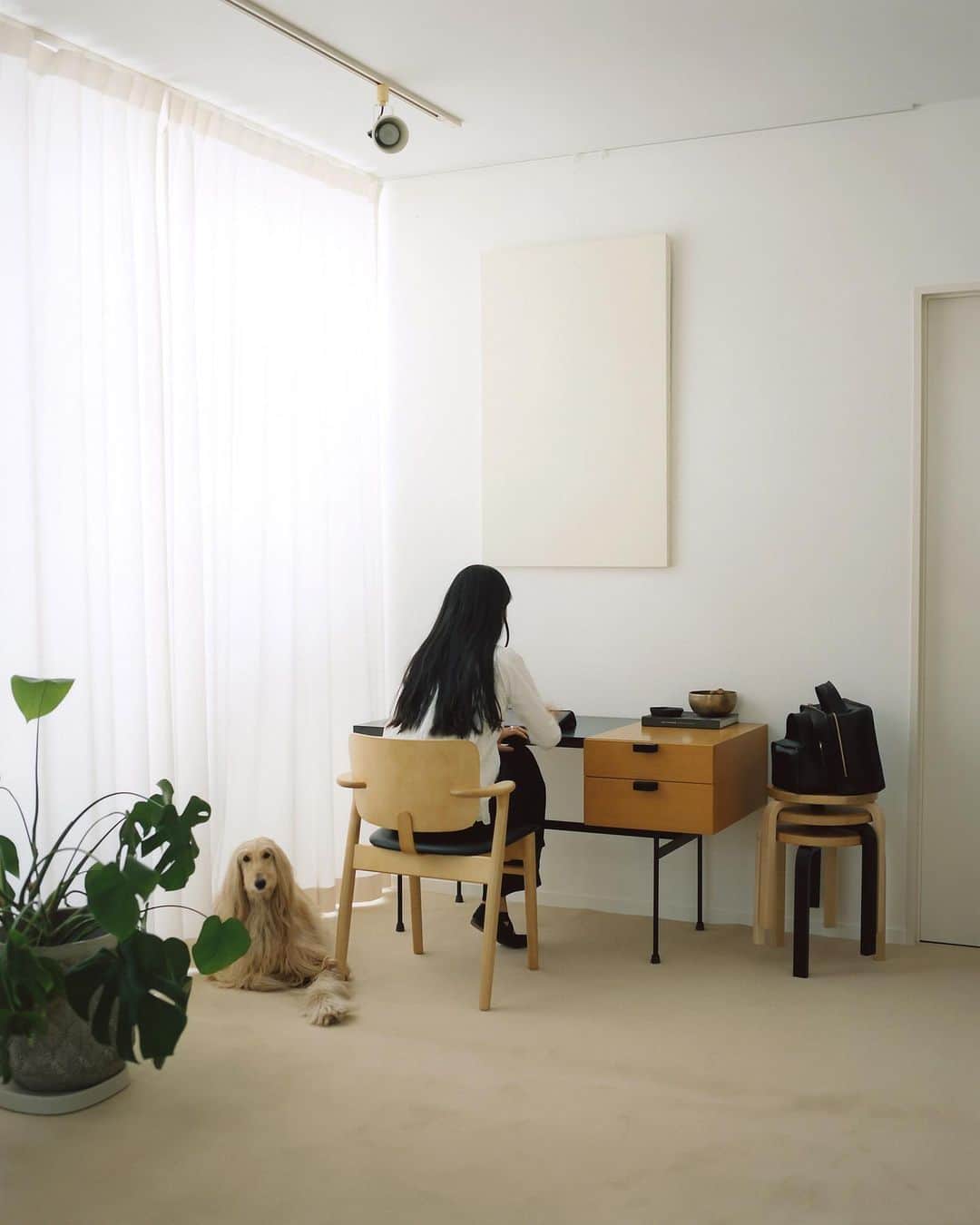 大田由香梨さんのインスタグラム写真 - (大田由香梨Instagram)「日頃から愛用しているartek の家具たち🤍  現在、　@artekjapan  のwebサイト内でインタビュー記事を掲載していただいております🙏🏻✨  感覚的にアルヴァ・アアルトは一番最初に魅了され、のめり込んだ建築家で。 彼が残した代表的な名作の家具を粛々と育てている最中でございます。  スツールは気付けば6脚も。  デスク横が私のお気に入り 黒い天板は相方がオーダーしたもの  相方と家具の好みが一緒なのが、本当に救われます😭🙏🏻  家具の選び方によって、 生き方がコントロールされる。  姿勢や健康、声の出し方、仲間との会話も変わると私は思っているから。 自分がどう在りたいか。 その答えを求めるように、家具と出会っているように感じます。  家具には豊かな暮らしのヒントがたくさん🤍  そして、長時間のデスクワークには、同じく　artek のドムスチェアを愛用しています。  長時間の座り心地の良さを追求し、様々なブランドの数々の椅子に座った結果、この子にたどり着いたんです。  膝の角度、腿裏の圧迫感を感じず、背中のフィット感もよく、安定感のある佇まい、座った瞬間、落ち着きを感じ選びました。  デスクの色味のコンビネーションに合わせてオーダーしました🕊  「arteck Home Office」ついて、インタビューして頂き、しっかりとお話しさせていただいております。  もし良かったら覗いて頂けますと幸いです☺️🙏🏻✨  Photo : Kazuhiro Shiraishi @ka1zu0hi0ro3.s  © Artek @artekjapan」4月11日 21時36分 - otayukari