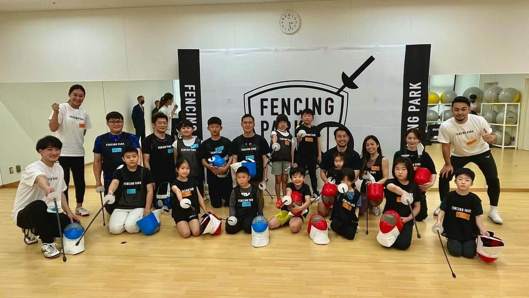 西岡詩穂さんのインスタグラム写真 - (西岡詩穂Instagram)「FENCING PARK in 福岡🤺  今回は無料でフェンシングが体験出来るイベントを開催しました！  初回でどうなるかと緊張しましたが… 予想以上に大盛りあがり😳！ たくさんの方に楽しんで頂けて、本当に嬉しかったです💗  改善点もしっかり見ていきながら、次回に繋げていきたいなと思います😌  しかし、なかなかフェンシングって無料で出来ないですよね😭  FENCING PARKでは初心者の方向けに、公園に行くような気持ちでフェンシングを体験出来るそんな場所を提供しています😌✨  5月の枠はもう少しあるのかな…🤔 まだ体験した事ないよという方はこれを機に是非FENCING PARKに遊びに来てください😆✨✨✨  詳細はこちらから↓ @fencingpark2021   お待ちしております💛🫡  #fencingpark #フェンシングパーク #福岡 #福岡県 #福岡グルメ #フェンシング初心者 #大歓迎 #福岡の美味しいお店 #知りたい #福岡最高 #福岡イベント #FENCINGPARK #Tシャツカッコいい」4月11日 21時48分 - shih05823