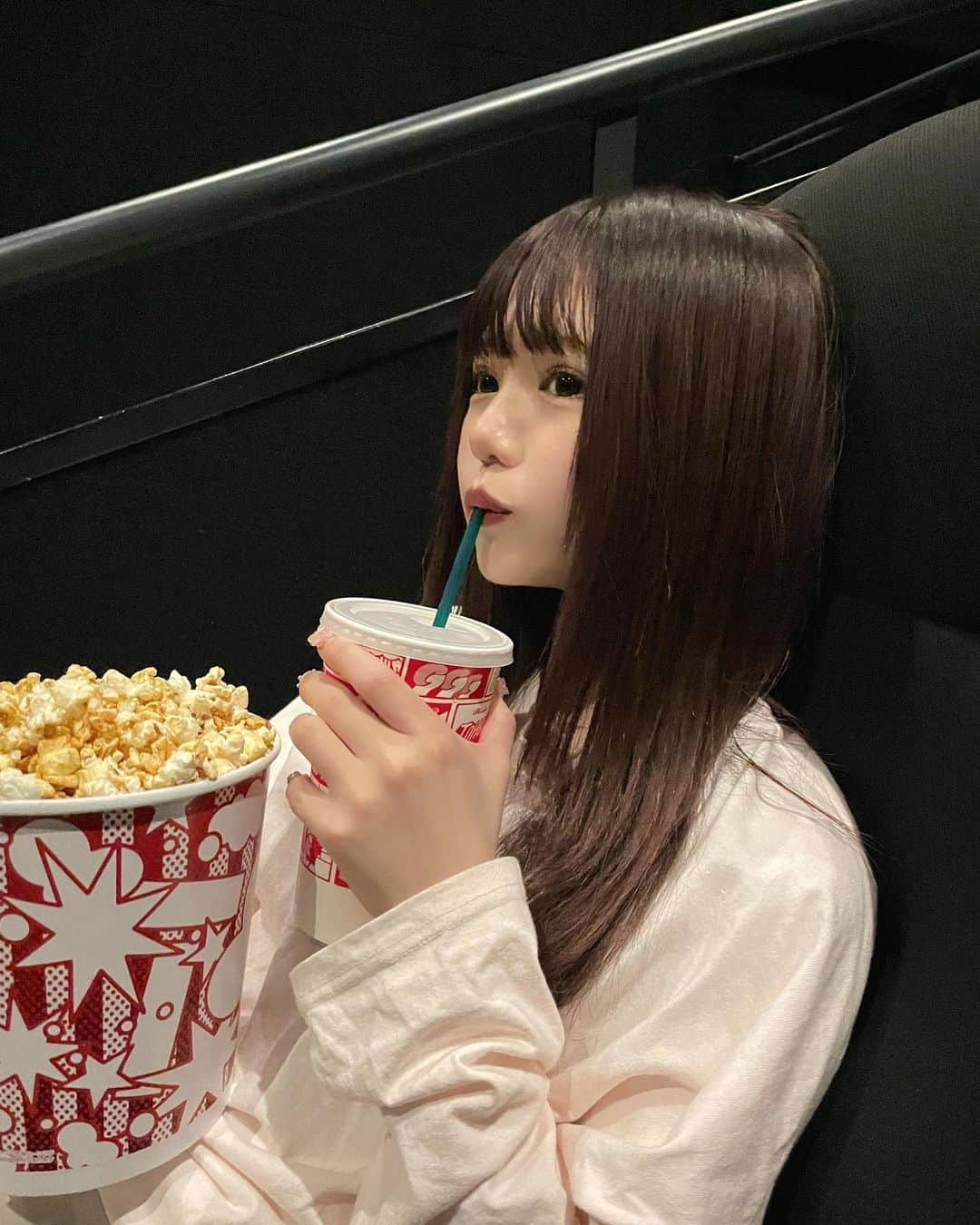 津代美月さんのインスタグラム写真 - (津代美月Instagram)「.  おふつし ( ◠‿◠ ) 最近映画見た？  この日泣きすぎてあんまりポップコーン食べられへんかった」4月11日 22時24分 - __tsushiromizuki