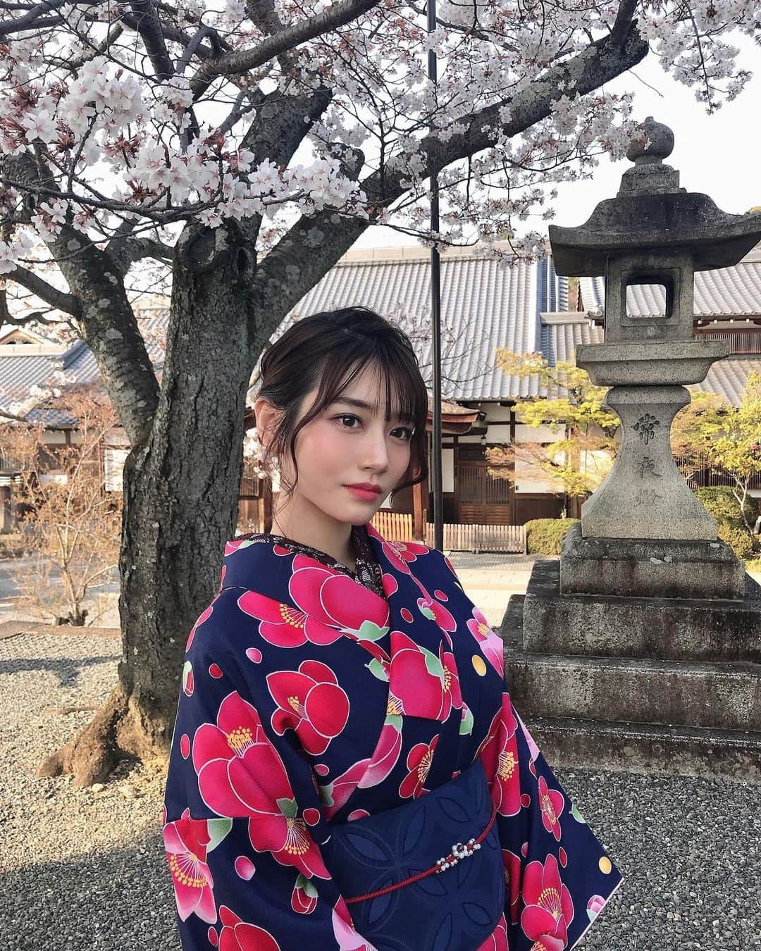 河北彩花さんのインスタグラム写真 - (河北彩花Instagram)「⁡ ⁡ 1枚目で飲んでるのは桜ドリンク🌸🥛 ⁡ ⁡ さくら味の食べ物が好きすぎて 見つけたらすーーぐ買っちゃう😂🤍 ⁡ ⁡ ⁡ でもそろそろ無くなっちゃうから...💭 桜味あるところ知ってたら教えてください🥺🙏🏻´-   #京都  #京都観光  #お着物  #春   #八坂神社  #桜  #桜ドリンク🌸」4月11日 23時08分 - saika_kawakita__official