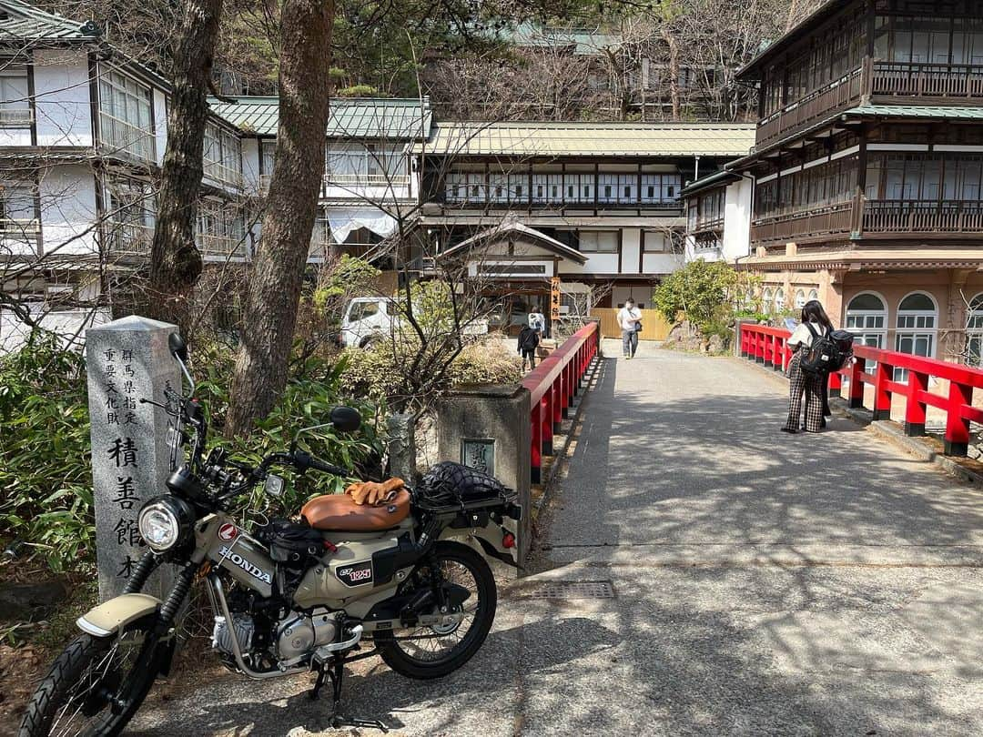 鰻和弘さんのインスタグラム写真 - (鰻和弘Instagram)「【バイクカスタム】  元々1人原付きで遠い所に行っていた。 125ccに乗り換えても目的は変わらない。より遠い所に行く為。 バイク買うまではバイクの何の知識もなかった。色々調べると便利なカスタムがある。全く知らなかった。より快適に遠い所へいける。 １つ１つの部品は高くないが、集めると結構な値段。遠い所へ行く使用にカスタム。 とりあえず理想のバイクが完成した。  ほんまに快適になったのかちょろっと試運転。  #ちょろっと試運転で群馬県草津まで行く #東京から草津 #自分でも引く #往復400キロ以上 #バイク鈴鹿で買って東京まで乗って帰ってきた距離と変わらん #そんなことより #千と千尋のとこや #カオナシ描いてみた　 #やっぱりしっくりいく #馴染む #そういえば #昔に湯婆婆描いたことある #でっかい赤い丸 #ほんで話は戻りますが #もちろん快適」4月11日 23時58分 - unaginigaoe