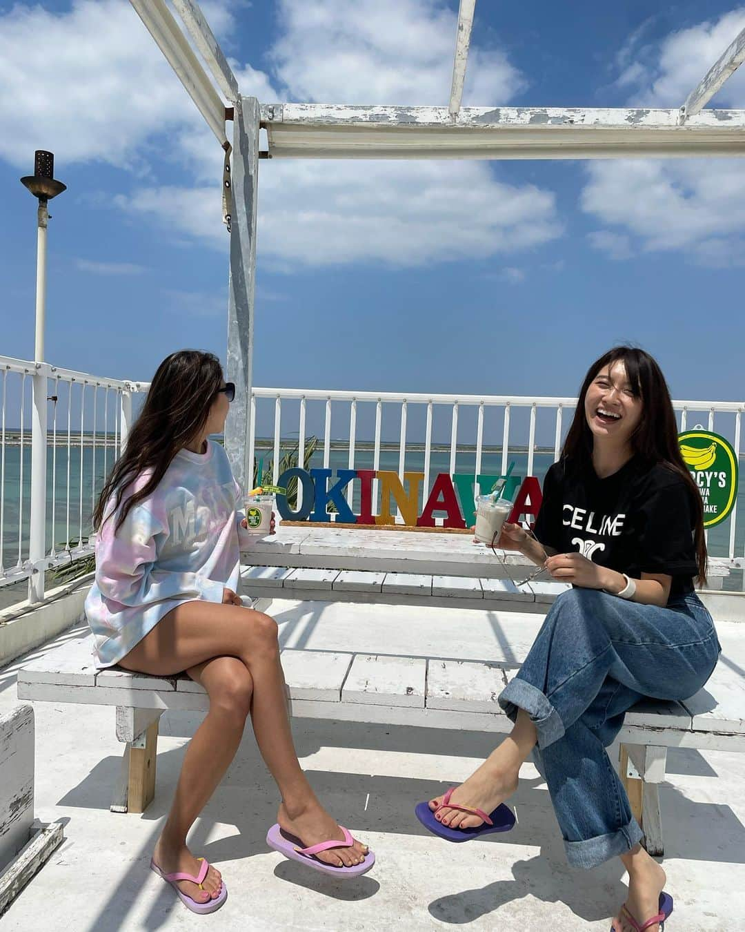 あいみさんのインスタグラム写真 - (あいみInstagram)「楽しすぎた沖縄旅行🌺  写真の整理が全く出来てない😂  美ら海水族館、入館の意味を理解していなくて時間オーバーしてしまい中に入れず🥺 割とメインのジンベイザメみれませんでした…😂  大好きなここのイルカショーが見れたのでいっかぁ… 動物が一度口に入れた食べ物を吐き出す事ができるのはめちゃくちゃ頭がいいと聞いて、好きなんです。  このショー見たのは人生で２回目  館内はまたリベンジしよう😂  swipe→6枚目📹 酒飲んで寝るとイビキをかくらしいというはなしをしてます爆  え〜知らなかった嫌だぁ🤣  北谷のことは、永遠とキタダニと言ってました爆 チャタンに馴染めませんでした爆  #沖縄 #那覇 #沖縄旅行 #ウミカジテラス #瀬長島ウミカジテラス #瀬長島  #海 #青空 #旅行 #春休み #ドライブ #美ら海水族館 #イルカショー  #北谷 #北谷アメリカンビレッジ  #北谷ポケモン #ポケジェニック #ポケジェニック沖縄」4月12日 6時51分 - aimi_feti