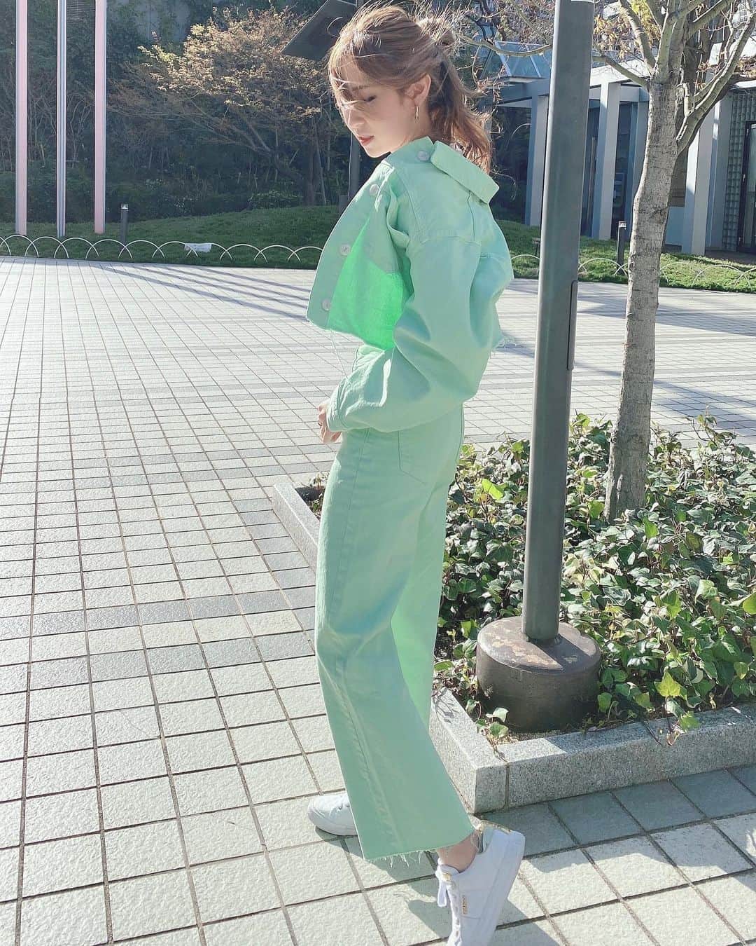 鳳ゆまさんのインスタグラム写真 - (鳳ゆまInstagram)「. . .  最近なにかと緑にハマっておる🌿  色んな人に活力もらって すんごい元気です💚  #春服コーデ #セットアップ  #ootd #japanesegirl」4月12日 7時19分 - yumangerion06