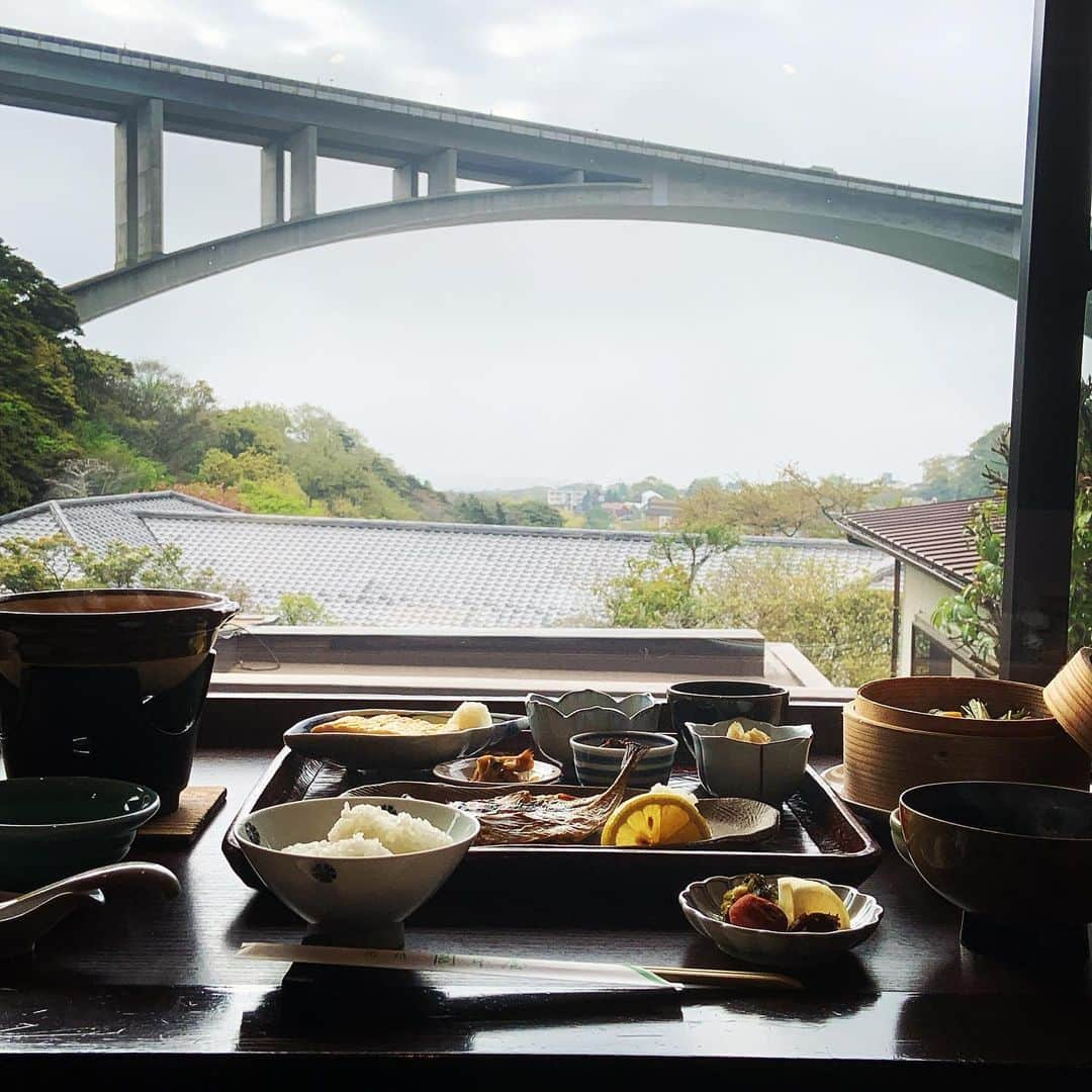 志摩有子さんのインスタグラム写真 - (志摩有子Instagram)「岡本屋さんの朝ごはん。 蒸籠で供される地獄蒸し、温泉湯豆腐、焼きたてのだし巻き卵、箸休め、ごはんまで、地産地消にこだわり、ひとつずつ丁寧に作られた優しい味わいにほっとする。  #明礬温泉 #朝ごはん #定宿　#常宿 #大分備忘録 @okamotoya_1875」4月12日 9時16分 - ariko418