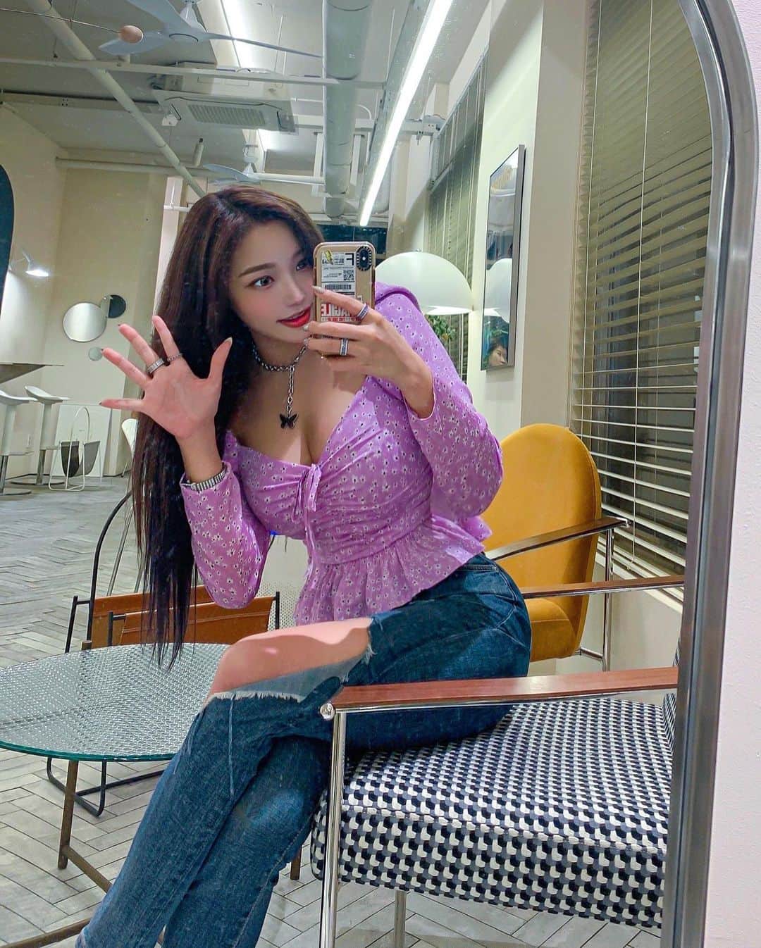 パク・ソヨンさんのインスタグラム写真 - (パク・ソヨンInstagram)「1,2번 고민 될때는 스토리 투표가 딱이징😆 근데 오늘 긴팔하나 입었는데 더운거 나만 그래여..? #에어컨틀었음」4月12日 16時36分 - ssovely1024