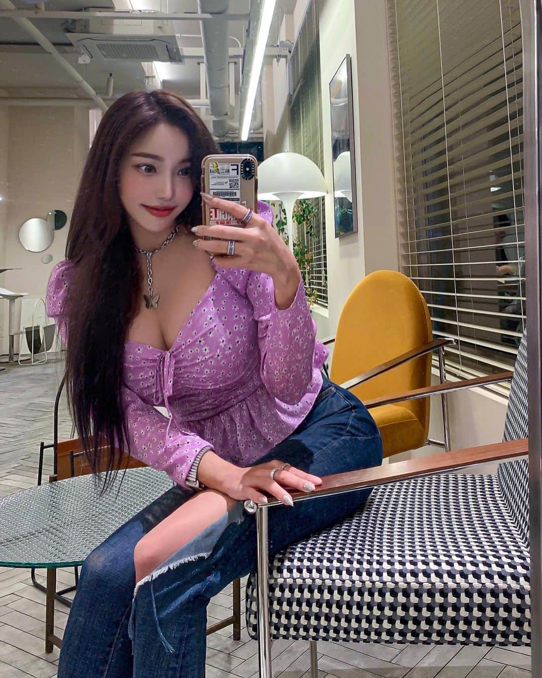 パク・ソヨンさんのインスタグラム写真 - (パク・ソヨンInstagram)「1,2번 고민 될때는 스토리 투표가 딱이징😆 근데 오늘 긴팔하나 입었는데 더운거 나만 그래여..? #에어컨틀었음」4月12日 16時36分 - ssovely1024