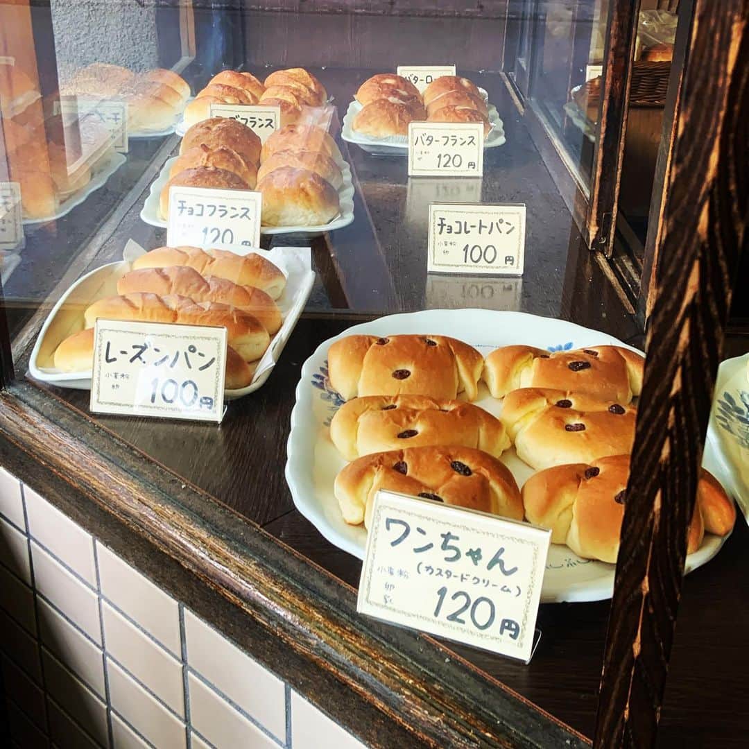 志摩有子さんのインスタグラム写真 - (志摩有子Instagram)「そろそろおやつ。 ここだけは絶対に欠かせない友永パンへ。 大好物のバターフランスが今日は買えた。 ふわふわでバターがジュワッと滲み出て トップのグラニュー糖がガリっと。 飲み込むように食べてしまう。 アイスアメリカーナと最高のおやつ。  #友永パン #バターフランス #バターじゅわ #手がベトベト #大分備忘録 @tomonaga_panya」4月12日 17時08分 - ariko418