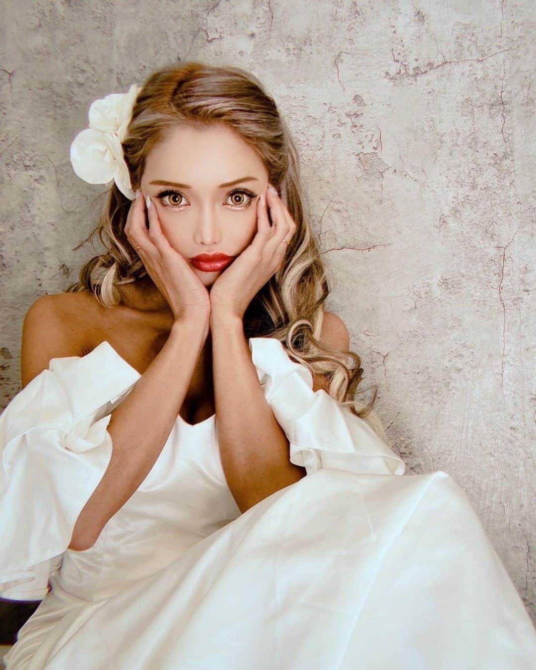 藤木そらさんのインスタグラム写真 - (藤木そらInstagram)「. . I want to marry my favorite person as soon as possible 😍! And I want to wear my dream wedding dress ❤️❤️ . .2着目ドレスも素敵すぎて可愛いかったなぁ୧😊૭2つめのヘアスタイルは前髪アップの巻き下ろしଘ(੭ˊ꒳​ˋ)੭✧ . .めちゃくちゃ可愛いすぎました🤍ꔛ‬‼️ . .みなさまはどちらがお好きですか？❤️ . .全部良すぎてみてもらいたくて、たくさんアップしてしまった😂‼️ . .まだまだあるので、残りはストーリーにアップしていこうかなぁ💜💜 . . . .ウェディングドレス最高すぎる💞幸せなお仕事をありがとうございました💚💙 @hair_set.achieve.m では可愛いいヘアスタイル、可愛いい写真を撮ってくれますょん❤️❤️ . . . .記念になりました‘٩꒰｡•◡•｡꒱۶’御付き合い下さりありがとうございます！いいねが少なすぎて悲しいので、ぜひいいねやコメント待ってます🥺💓 . . . . . . . . . . . . .#ウェディングドレス #ギャルコーデ  #黒肌ウェディング #ギャルしか勝たん #サロンモデル #大阪観光 #大阪モデル #ドライフラワー #weddingflowers #weddingphotography #weddinghair #ウェディングヘア #ウェディングフォト」4月12日 19時36分 - sorafujiki