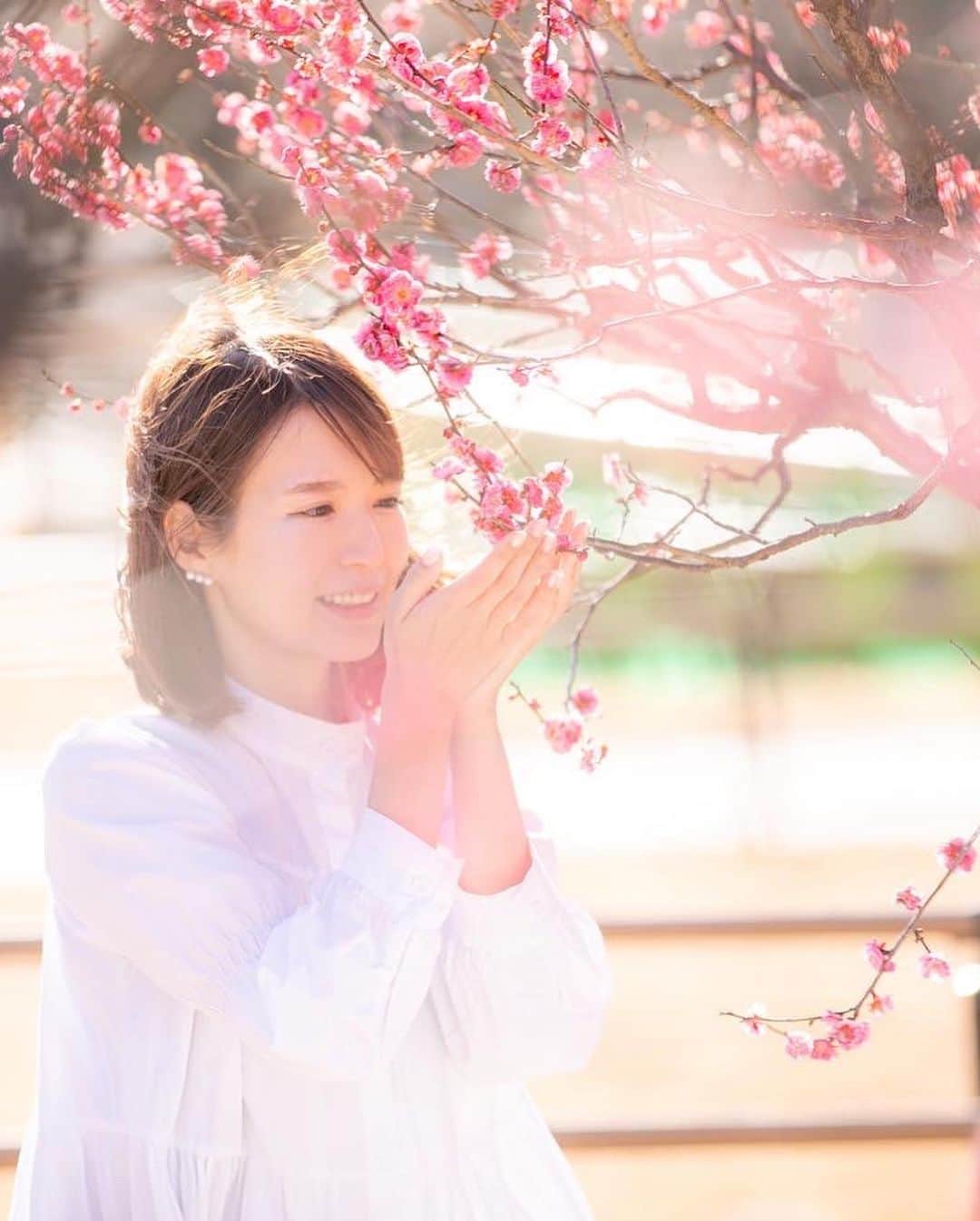 内山絵里加さんのインスタグラム写真 - (内山絵里加Instagram)「・ @shu___film さん撮影📷 ・ わたしの大好きな地元のお花スポットの1つ。 はままつフラワーパーク🌸 ・ 浜松には、素敵なお花スポットがたくさんあります。 春は特におすすめですよ𓂃 𓈒𓏸◌‬‬ ・ あしたも上を向いてゆきましょ🕊 ・ #浜松 #はままつ #浜松観光 #はままつフラワーパーク #春#お花好きな人と繋がりたい #桜 #さくら #サクラ #ポートレート #ポートレートモデル #宣材写真」4月12日 19時51分 - erika.uchiyama1129