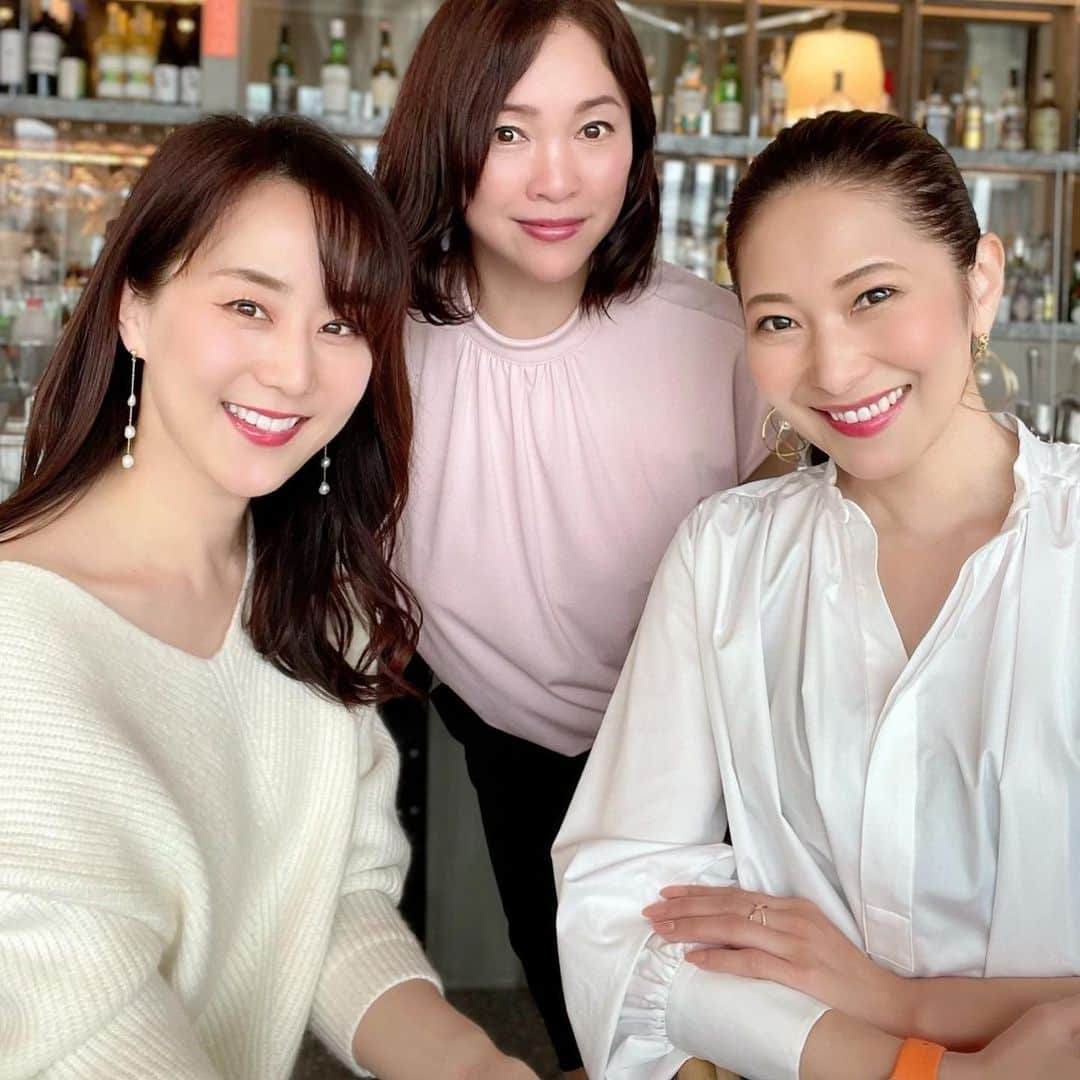 田中悦子さんのインスタグラム写真 - (田中悦子Instagram)「先日の銀座ランチ❣️ 美女過ぎるお友達2人の まいちゃんとゆっこちゃん💕  目の保養にもなり すごく会話もはずみ 楽しいランチでした❣️  #銀座ランチ #女子会 #綺麗なお友達 #アラフォーに囲まれたアラフィフ #ザアポロ銀座」4月12日 19時51分 - etsuko.reborn25