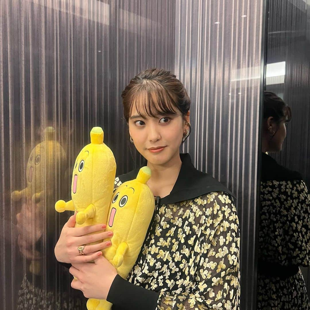 山崎紘菜さんのインスタグラム写真 - (山崎紘菜Instagram)「🍌 テレビ東京系 ドラマ「#汝の名」 本日0時30分〜 第2話です！ 写真&動画は取材日のです。 「食べだしたよ……！！(震)」 #テレビ東京 #ナナナ可愛い #食べちゃいたいくらい可愛くて好き #食べちゃった」4月12日 21時42分 - hirona_yamazaki