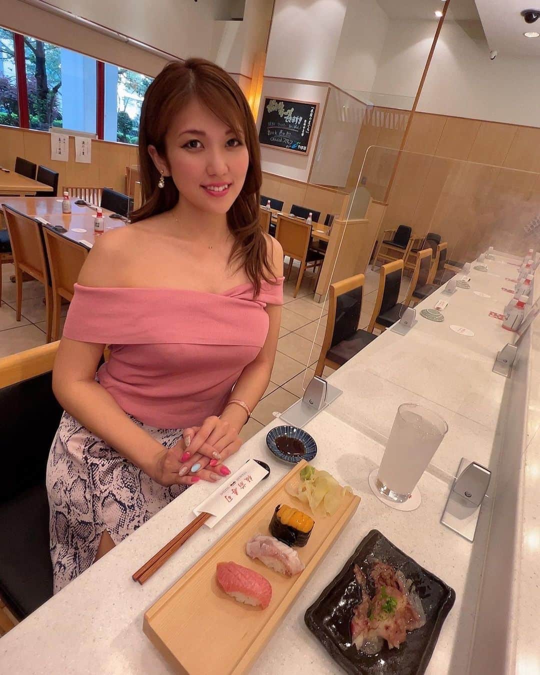 神谷麻美さんのインスタグラム写真 - (神谷麻美Instagram)「#お台場ディナー したよ💚👽✨  #板前寿司 美味しかった🍣💚🐛 #寿司食べ放題 だったよ💚🐌」4月12日 21時47分 - asamice428