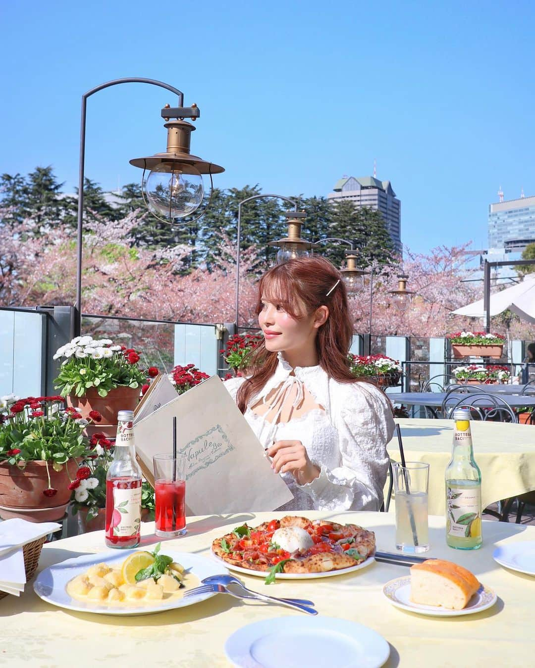 小沼瑞季さんのインスタグラム写真 - (小沼瑞季Instagram)「𝒩𝒜𝒫𝒰𝐿𝐸🇮🇹🍕🌸  大好きなナプレの六本木店🏠💓 テラス席からはこんなふうに桜が見えます🌸  桜の季節ぎりぎり行けてよかったぁー🌸🌸🌸  今まで行ったイタリアンの中でも ナプレのピザが1番2番争うくらい好き❕  【Napule／ナプレ六本木ミッドタウン店】 📍東京都港区赤坂9-7-4  東京ミッドタウンガーデンテラス1F Lunch 11:00〜14:00(L.O.) Dinner 17:30〜22:00(L.O.)  #napule #tokyocafe #ナプレ #ナプレ六本木 #ナプレ六本木ミッドタウン #roppongicafe #roppongi #roppongimidtown #六本木ランチ #東京カフェ #東京グルメ #お花見 #お花見スポット #桜 #桜並木 #東京ランチ #イタリアン #イタリアンランチ #ピザランチ #テラス席 #みいきのカフェめぐり☕️🍰」4月12日 22時12分 - mizukikonuma