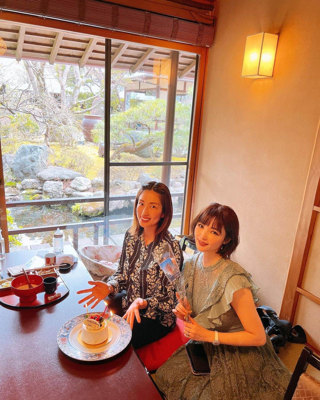 庄司ゆうこさんのインスタグラム写真 - (庄司ゆうこInstagram)「先日、大好きな友人森下悠里ちゃんのお誕生日お祝いをしたよぉ🎉❤️ そしたらなんとはるきくんのお祝いまでしてもらっちゃったという、、😂 いつも娘さんのお下がりもたくさん送ってくれたりと貰ってばかりなのに😭✨ 本当にありがとう😭✨ そして最後の写真は2012年！ちょうど10年前の私たち🤣 オイルマッサージの講習受けた私たちはやり合いっこしてました🤣 実は私たちオイルマッサージ出来るんですよ🥺笑 長年やってないから順番とか忘れちゃったけどリクエストあればやってみようかな🤣 #とうふやうかい#東京タワー#芝公園#お誕生日#お誕生日おめでとう#お祝い#桜#桜満開#10年前#いつもありがとう#大好きな友達」4月12日 22時14分 - yuko.shoji