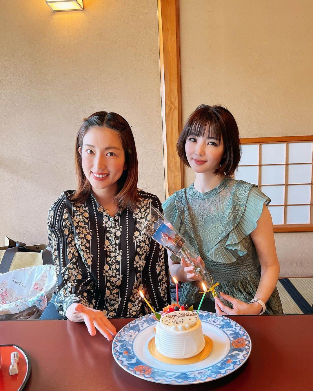 庄司ゆうこさんのインスタグラム写真 - (庄司ゆうこInstagram)「先日、大好きな友人森下悠里ちゃんのお誕生日お祝いをしたよぉ🎉❤️ そしたらなんとはるきくんのお祝いまでしてもらっちゃったという、、😂 いつも娘さんのお下がりもたくさん送ってくれたりと貰ってばかりなのに😭✨ 本当にありがとう😭✨ そして最後の写真は2012年！ちょうど10年前の私たち🤣 オイルマッサージの講習受けた私たちはやり合いっこしてました🤣 実は私たちオイルマッサージ出来るんですよ🥺笑 長年やってないから順番とか忘れちゃったけどリクエストあればやってみようかな🤣 #とうふやうかい#東京タワー#芝公園#お誕生日#お誕生日おめでとう#お祝い#桜#桜満開#10年前#いつもありがとう#大好きな友達」4月12日 22時14分 - yuko.shoji