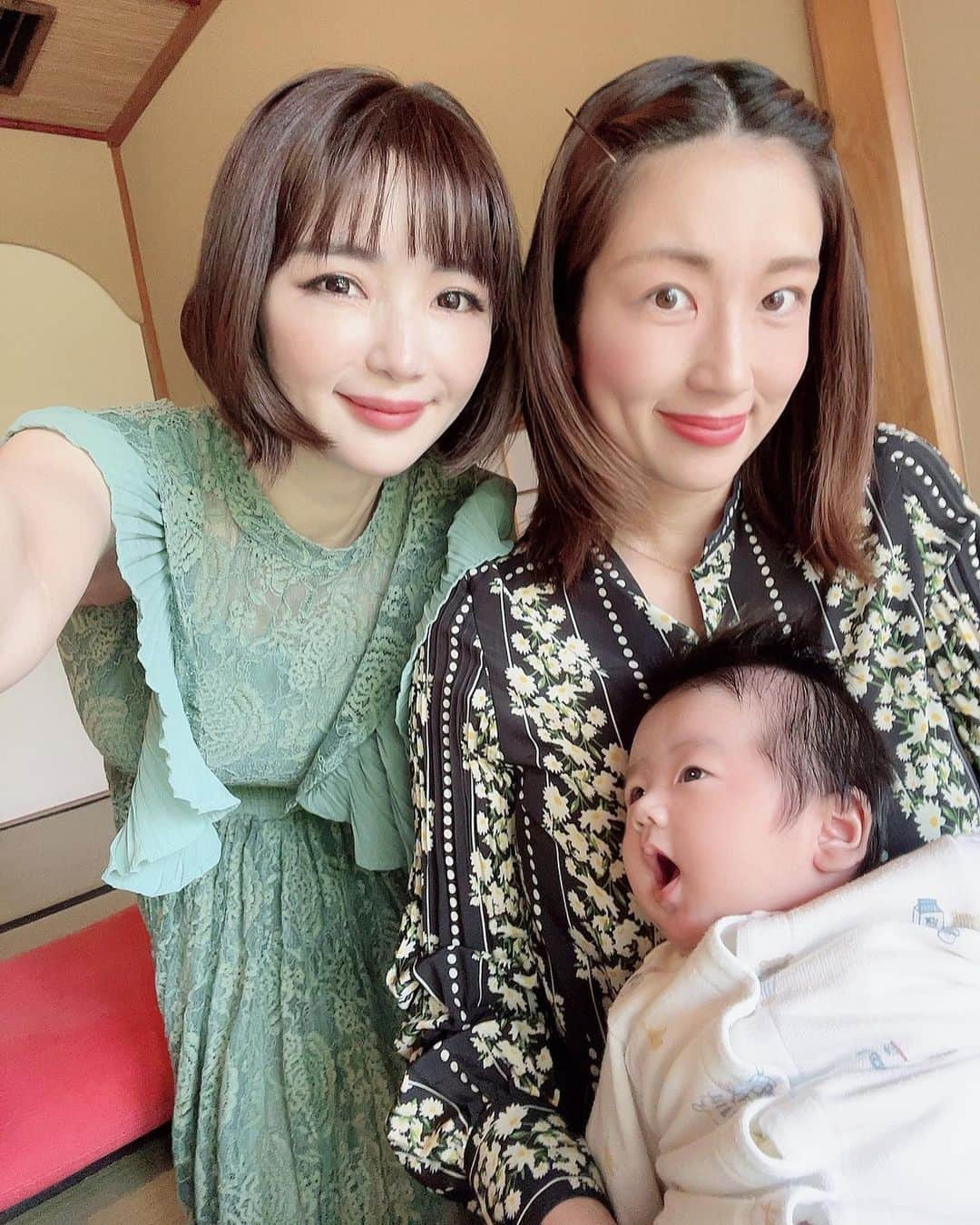 庄司ゆうこさんのインスタグラム写真 - (庄司ゆうこInstagram)「先日、大好きな友人森下悠里ちゃんのお誕生日お祝いをしたよぉ🎉❤️ そしたらなんとはるきくんのお祝いまでしてもらっちゃったという、、😂 いつも娘さんのお下がりもたくさん送ってくれたりと貰ってばかりなのに😭✨ 本当にありがとう😭✨ そして最後の写真は2012年！ちょうど10年前の私たち🤣 オイルマッサージの講習受けた私たちはやり合いっこしてました🤣 実は私たちオイルマッサージ出来るんですよ🥺笑 長年やってないから順番とか忘れちゃったけどリクエストあればやってみようかな🤣 #とうふやうかい#東京タワー#芝公園#お誕生日#お誕生日おめでとう#お祝い#桜#桜満開#10年前#いつもありがとう#大好きな友達」4月12日 22時14分 - yuko.shoji