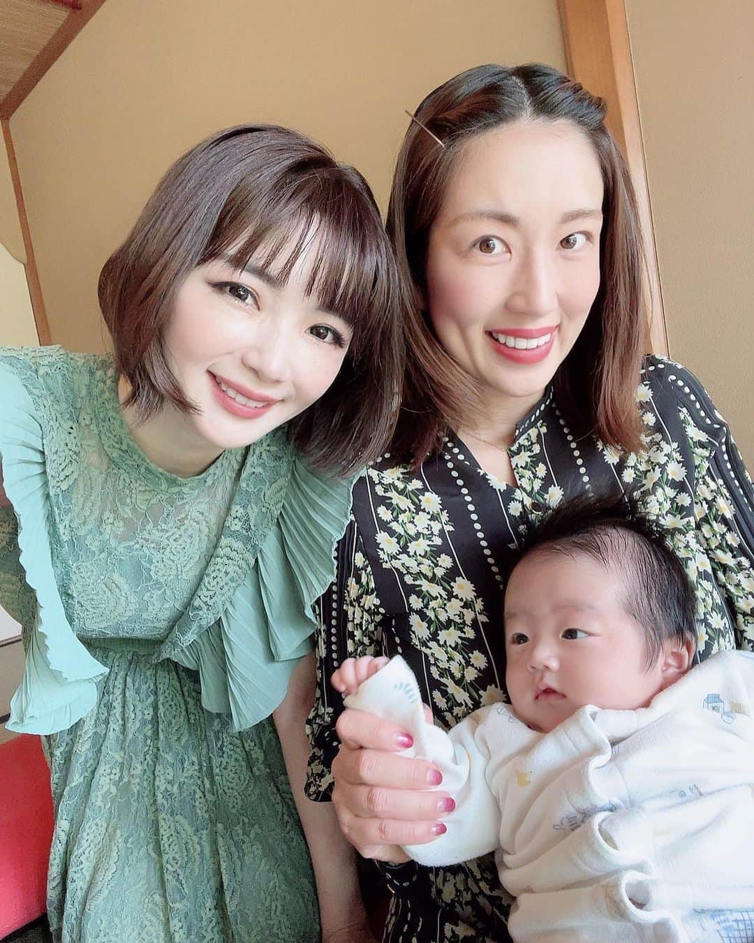 庄司ゆうこさんのインスタグラム写真 - (庄司ゆうこInstagram)「先日、大好きな友人森下悠里ちゃんのお誕生日お祝いをしたよぉ🎉❤️ そしたらなんとはるきくんのお祝いまでしてもらっちゃったという、、😂 いつも娘さんのお下がりもたくさん送ってくれたりと貰ってばかりなのに😭✨ 本当にありがとう😭✨ そして最後の写真は2012年！ちょうど10年前の私たち🤣 オイルマッサージの講習受けた私たちはやり合いっこしてました🤣 実は私たちオイルマッサージ出来るんですよ🥺笑 長年やってないから順番とか忘れちゃったけどリクエストあればやってみようかな🤣 #とうふやうかい#東京タワー#芝公園#お誕生日#お誕生日おめでとう#お祝い#桜#桜満開#10年前#いつもありがとう#大好きな友達」4月12日 22時14分 - yuko.shoji