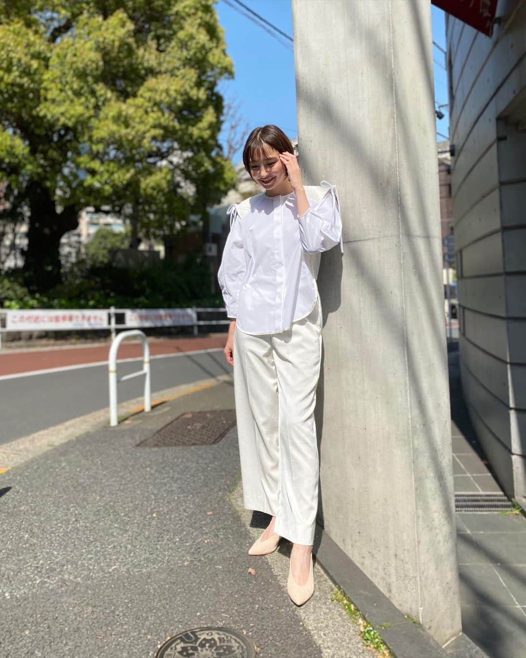 篠田麻里子さんのインスタグラム写真 - (篠田麻里子Instagram)「@_y_o_r_i_  本日の収録衣装✨  ブラウスの時期😍最高✨  #衣装#白ブラウス」4月13日 7時17分 - shinodamariko3