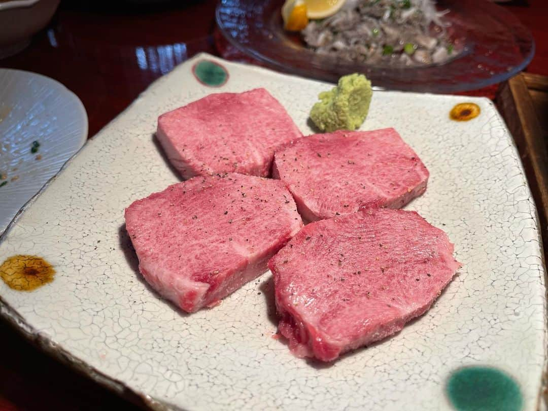 工藤采佳さんのインスタグラム写真 - (工藤采佳Instagram)「炭火焼肉「ほしや」さん☝️😋💕 一度行ってすっかりファンになったお店  とても良い雰囲気で、もちろんお肉はとっても美味しくて、 店員さんの気遣いがとにかく細やかで、素敵なお店なんです！ 写真撮るの忘れたけど←おい ビビンバと締めにアイスクリーム🍨も食べたよ💕  私のInstagram2回目の登場になるんですが👑✨ 帰り際にいつもInstagram拝見してます！ と店員さんに声をかけて頂き、 お店の壁にサインを書かせて頂きました✍️恐縮です… 数々の有名人が訪れる隠れ家的な焼肉屋さんで、 なかなか予約取れないので、早めの予約必須です！  #焼肉#駒沢#駒沢グルメ炭火焼肉ほしや#ほしや#美味しい#グルメ#東京グルメ#おすすめ#美味しいもの好きな人と繋がりたい#肉#肉好き#外食#飲食店 #牛タン#みすじ#クリ#焼きすき#ナムル#せんまい刺し#キムチ#ビビンバ#最高」4月13日 10時18分 - kudo__ayaka