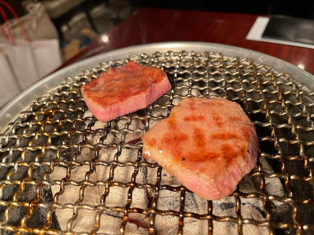 工藤采佳さんのインスタグラム写真 - (工藤采佳Instagram)「炭火焼肉「ほしや」さん☝️😋💕 一度行ってすっかりファンになったお店  とても良い雰囲気で、もちろんお肉はとっても美味しくて、 店員さんの気遣いがとにかく細やかで、素敵なお店なんです！ 写真撮るの忘れたけど←おい ビビンバと締めにアイスクリーム🍨も食べたよ💕  私のInstagram2回目の登場になるんですが👑✨ 帰り際にいつもInstagram拝見してます！ と店員さんに声をかけて頂き、 お店の壁にサインを書かせて頂きました✍️恐縮です… 数々の有名人が訪れる隠れ家的な焼肉屋さんで、 なかなか予約取れないので、早めの予約必須です！  #焼肉#駒沢#駒沢グルメ炭火焼肉ほしや#ほしや#美味しい#グルメ#東京グルメ#おすすめ#美味しいもの好きな人と繋がりたい#肉#肉好き#外食#飲食店 #牛タン#みすじ#クリ#焼きすき#ナムル#せんまい刺し#キムチ#ビビンバ#最高」4月13日 10時18分 - kudo__ayaka