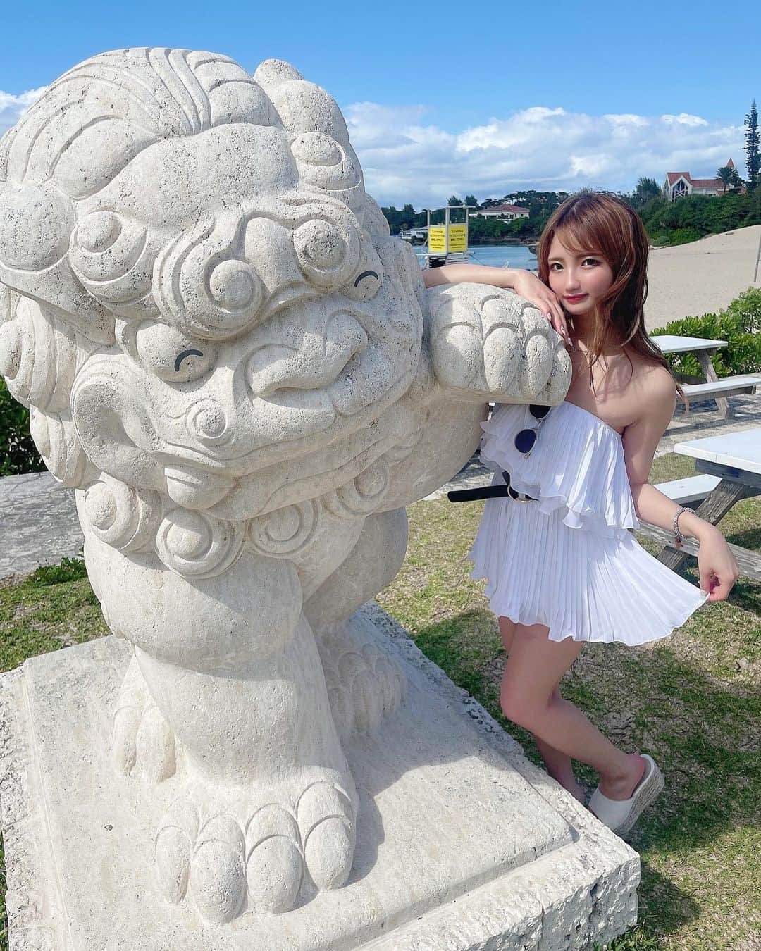 まゆぴちゅーさんのインスタグラム写真 - (まゆぴちゅーInstagram)「シーサーーーっっっ🌺🌴❤︎！！  昨日の写真なんだけど、 昨日は沖縄快晴で気持ちよかったー🏖💙  沖縄といえば！ みたいな銅像が恩納村の ナビービーチにありました♡  白いシーサーかわいい！🤍  沖縄3日目も楽しんできます🌺  この時は、こんな夏ー!って感じの沖縄に ぴったりな @himary_official のお洋服でした🌻 . . . #恩納村 #恩納村海浜公園ナビービーチ #ナビービーチ #沖縄旅行 #沖縄観光 #沖縄観光スポット #沖縄旅行記 #沖縄の海 #ビーチサイド #シーサー」4月13日 12時14分 - mayu_03pichu