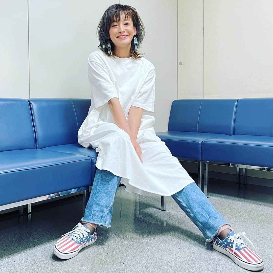 西山茉希さんのインスタグラム写真 - (西山茉希Instagram)「ラフ＆デニム。  #収録コーデ #おさなたんと再会 #私のスキピ #💜🖤💜 @_genking_   また来月会えるぽい🌈😋🌈 届く動画の癖、強すぎめ❤️」4月13日 12時40分 - maki.nshiyama50