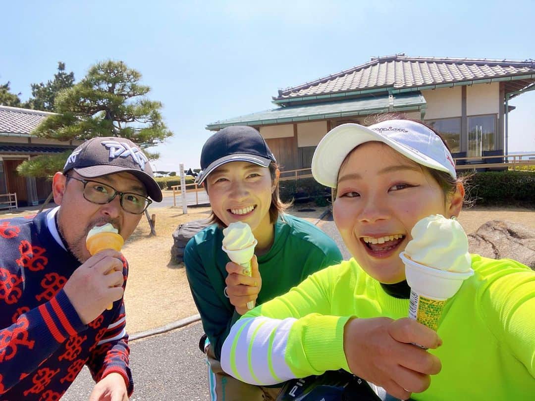 狩野舞子さんのインスタグラム写真 - (狩野舞子Instagram)「大好きな2人とラウンドした日😌⛳️🙌 居残り練習に付き合ってくれたミキティに本当に感謝😭 出来ないことは出来るまでやるしかない。 バレーもゴルフも一緒。 ・ #Repost @miki_nishiyama__golf with @make_repost ・・・ こないだのお天気☀️だった日⛳️ . XBODYの尚輔さんと 元バレーボール日本代表🏐の 狩野舞子さんとゴルフでした〜 . ラウンド終わって誰もいない練習場で 2人居残り強化練習🏌️‍♀️ . 舞子さん 最後の1球に強いところが やっぱトップアスリート😏💓😍💓 . . #ゴルフ#golf#⛳️#女子プロゴルファー  #サッカー#⚽️#留学#海外留学 #emsトレーニング  #xbody #イープラスユー  @naosuke723  #バレーボール#🏐#日本代表 @kanochan715  . 茶店にある レモンソフトクリーム🍦🍋が すーっごく美味しかったです😋 ありがとうございました🙇‍♀️🙇‍♀️🙇‍♀️ ・ #noppomaikogolf」4月13日 16時36分 - kanochan715
