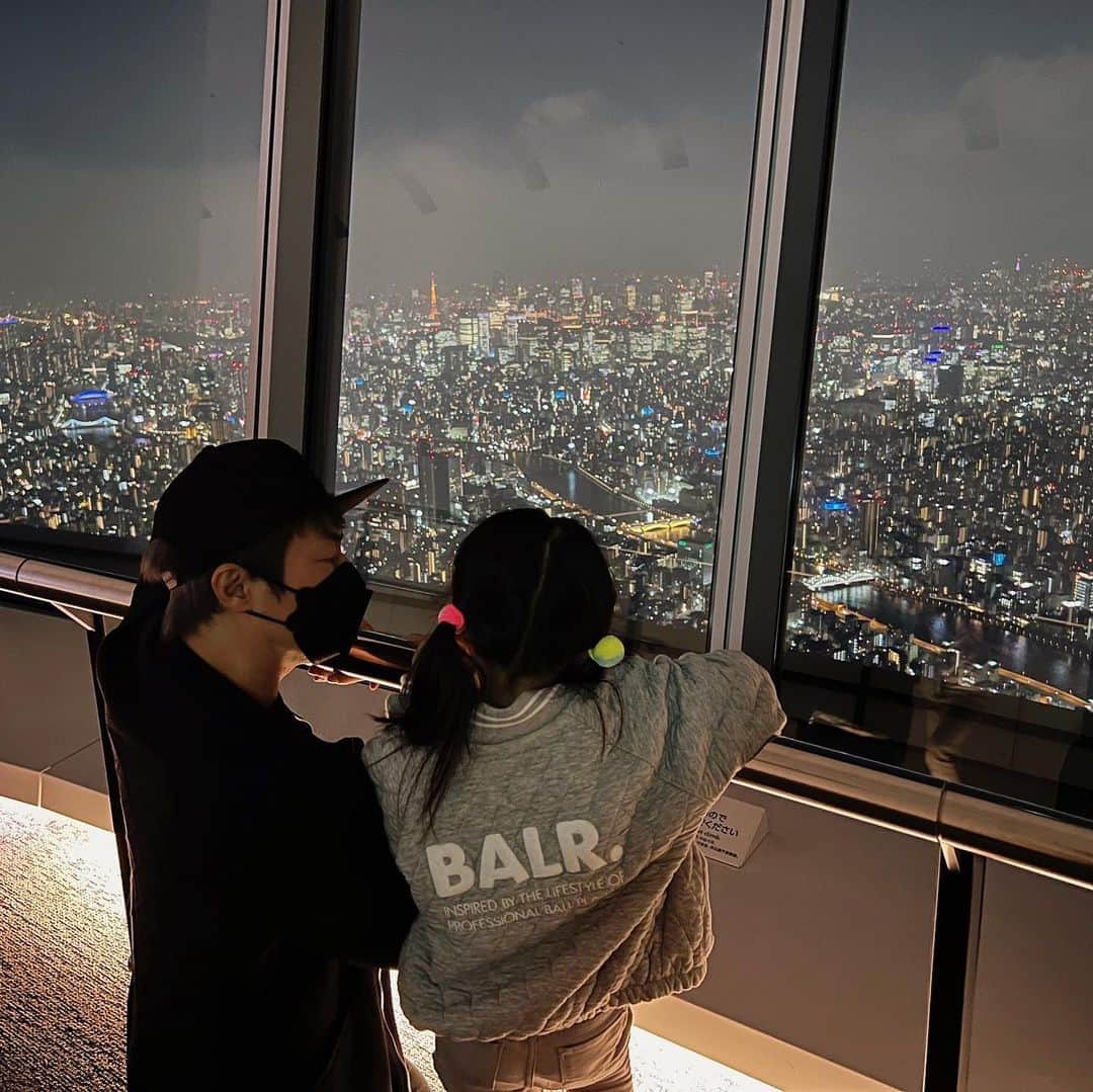 田村淳さんのインスタグラム写真 - (田村淳Instagram)「タワー 1日に２タワー 東京タワー🗼に登ったら 東京スカイツリーが見えて あれがスカイツリーだよと言ったら あれも登りたい！というので 1日に２タワーはパパも初めてだから 行ってみよう！ということになり 登ってみました^_^  東京タワーもスカイツリーも それぞれに良さがあり比べる事ができて 本当に良い経験になった^_^  娘が言い出さなかったら 大人だけではやってなかったなぁw  #東京タワー #東京スカイツリー」4月13日 16時40分 - atsushilb