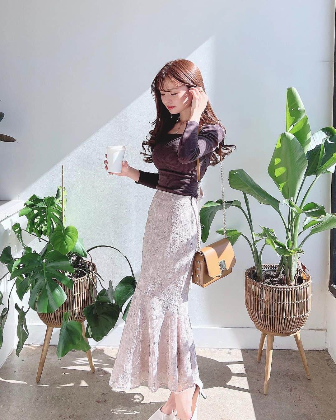 Isakoさんのインスタグラム写真 - (IsakoInstagram)「最高に大人可愛いコーデを #grl で組んでみました👗💓 　  このトップス、実はミニのワンピースなの🥰トップスにしても可愛いなと思ってスカートにイン。そして肩幅が少し大きかったのでオフショルっぽく下ろしてセクシーに🌹 　 レースのマーメイドスカートもとっても可愛い🥺💓プチプラに見えない可愛さ💫  　 この可愛いカフェとも相性バッチリ👍 　 OP & Skirt  @grl_official  Bag @jimmychoo     バッグが開いているのはご愛嬌🤔笑  　  #グレイル#grl購入品#マーメイドスカート#レーススカート#大人コーデ#大人ファッション#大人女子#プチプラコーデ#グレイルコーデ#jimmychoo#ジミーチュウ#韓国ファッション」4月13日 18時01分 - ichaaako