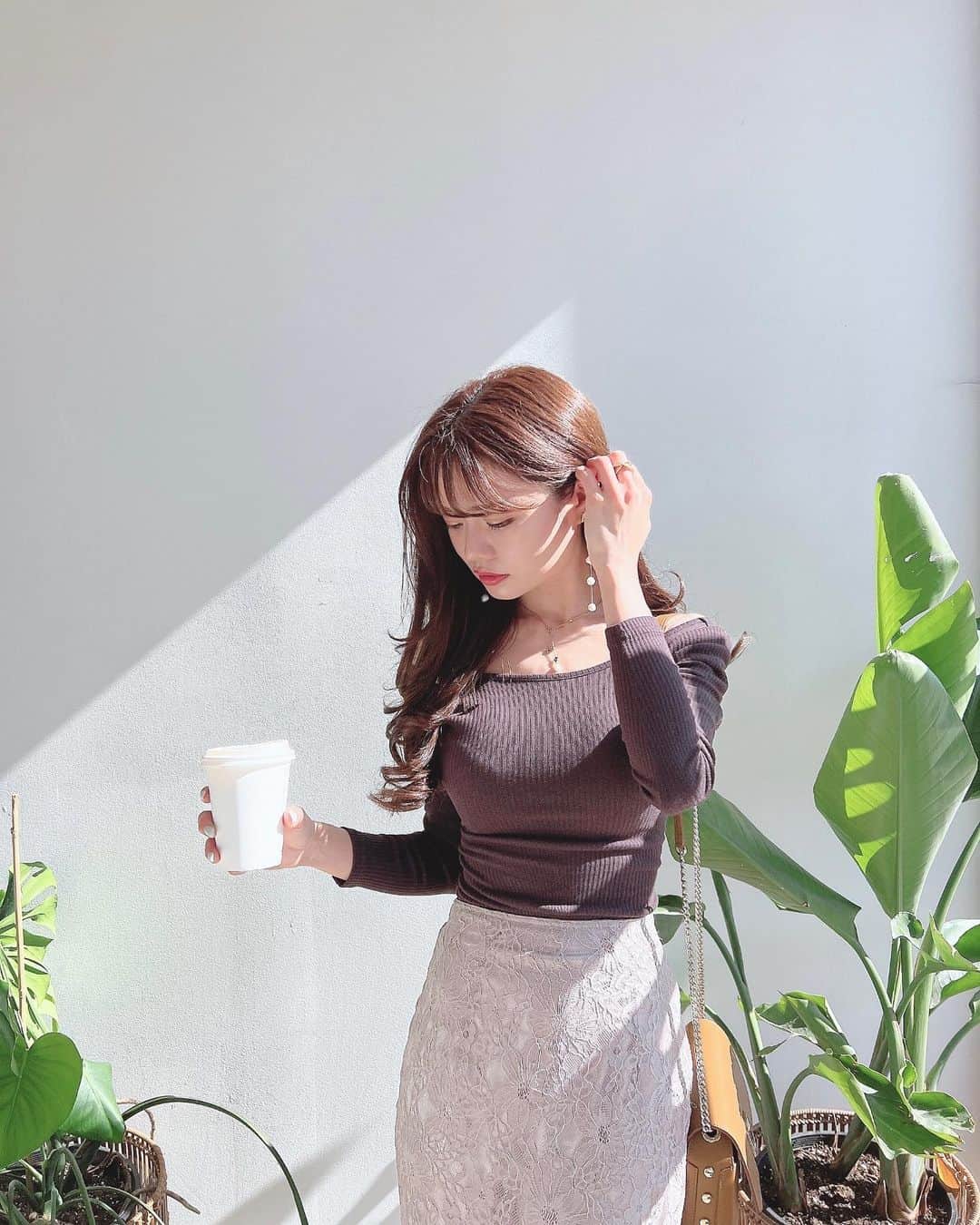 Isakoさんのインスタグラム写真 - (IsakoInstagram)「最高に大人可愛いコーデを #grl で組んでみました👗💓 　  このトップス、実はミニのワンピースなの🥰トップスにしても可愛いなと思ってスカートにイン。そして肩幅が少し大きかったのでオフショルっぽく下ろしてセクシーに🌹 　 レースのマーメイドスカートもとっても可愛い🥺💓プチプラに見えない可愛さ💫  　 この可愛いカフェとも相性バッチリ👍 　 OP & Skirt  @grl_official  Bag @jimmychoo     バッグが開いているのはご愛嬌🤔笑  　  #グレイル#grl購入品#マーメイドスカート#レーススカート#大人コーデ#大人ファッション#大人女子#プチプラコーデ#グレイルコーデ#jimmychoo#ジミーチュウ#韓国ファッション」4月13日 18時01分 - ichaaako